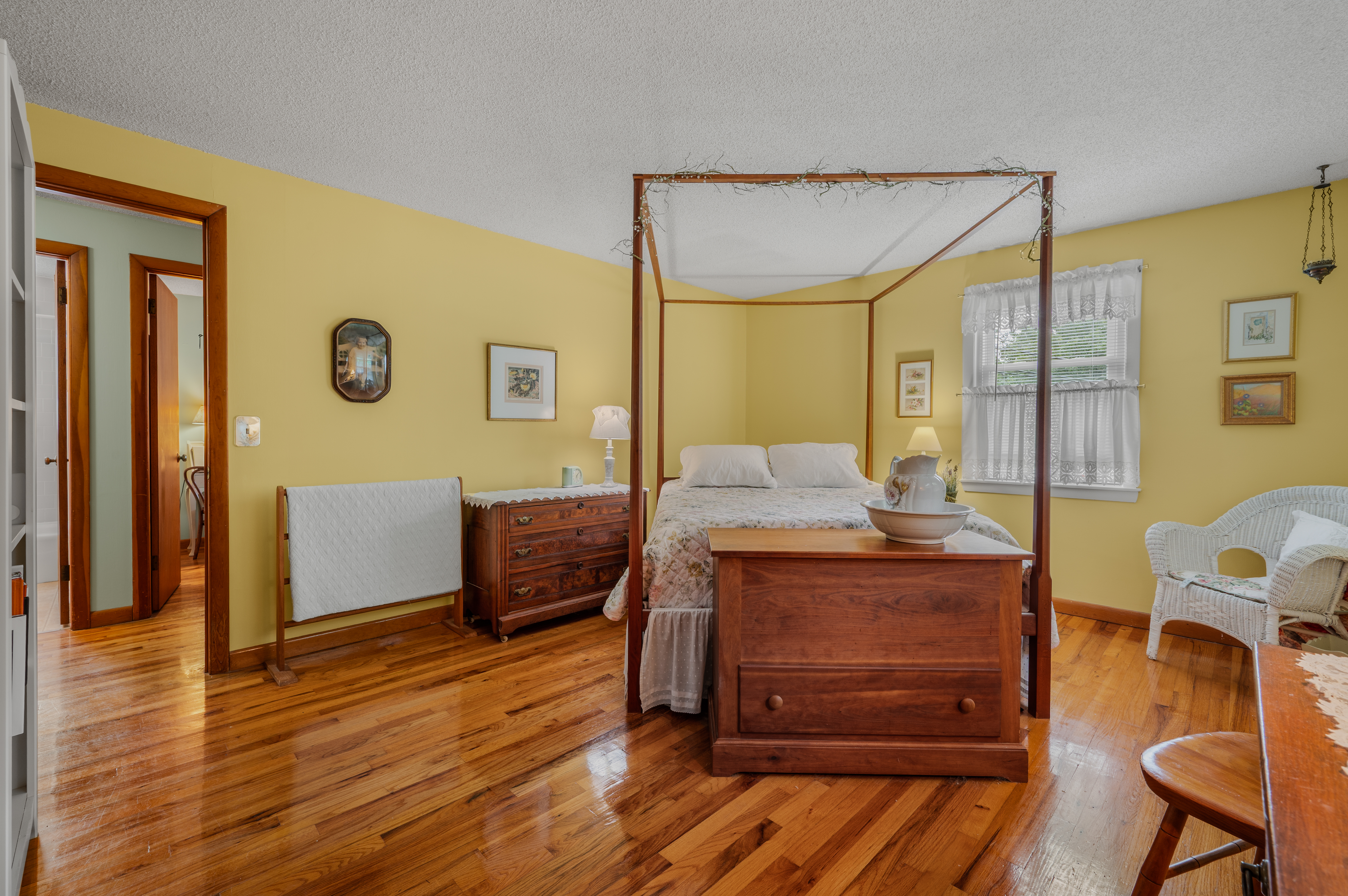  Discover easy coastal living in this sun-drenched Niantic townhouse. - 物件實景