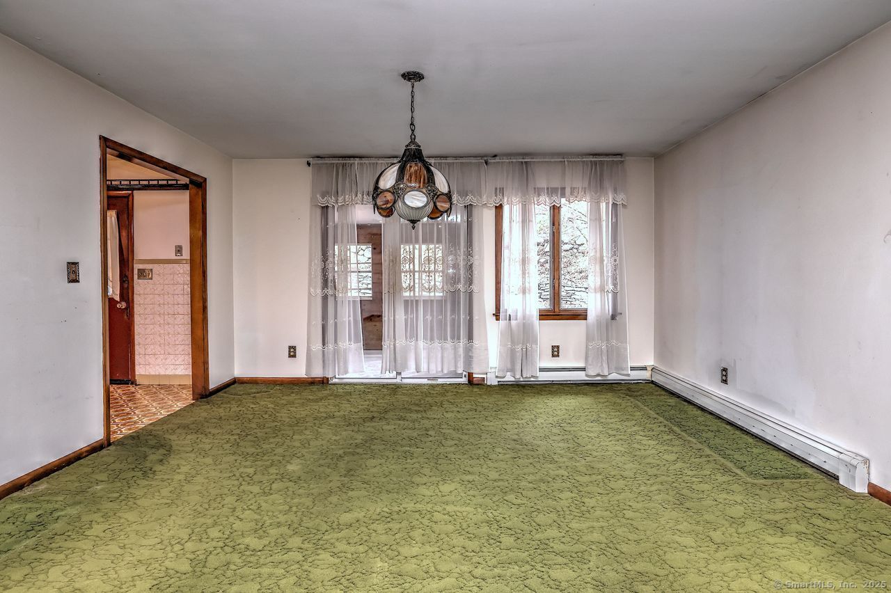 Trumbull, Connecticut, 06611, United States, 3 Bedrooms Bedrooms, ,2 BathroomsBathrooms,Residential,For Sale,1988138