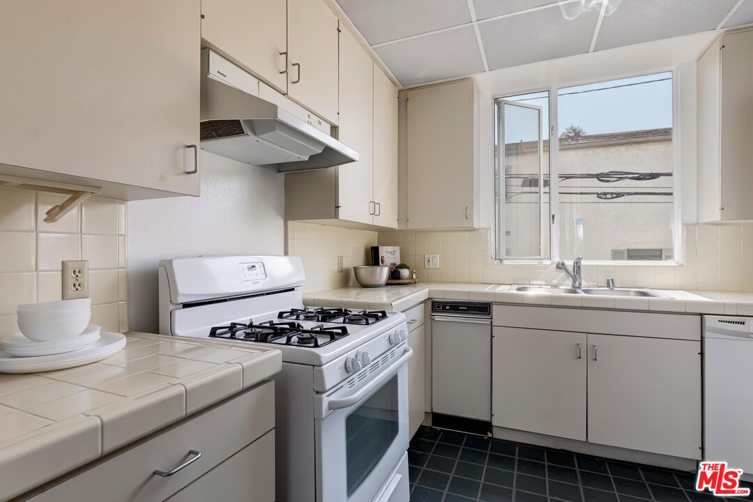 Santa Monica, California, 90403, United States, 2 Bedrooms Bedrooms, ,2 BathroomsBathrooms,Residential,For Sale,2003449