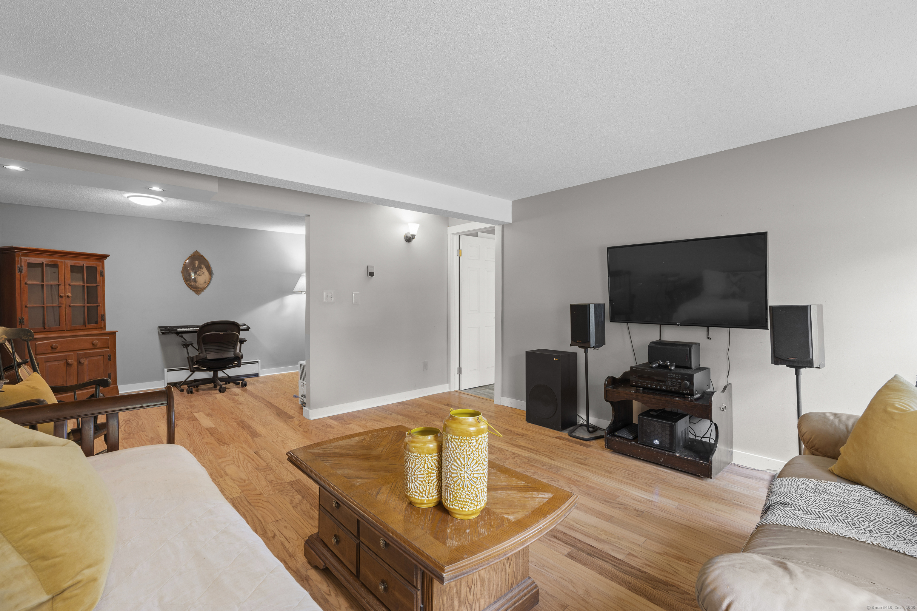 Newtown, Connecticut, 06482, United States, 3 Bedrooms Bedrooms, ,2 BathroomsBathrooms,Residential,For Sale,1962604