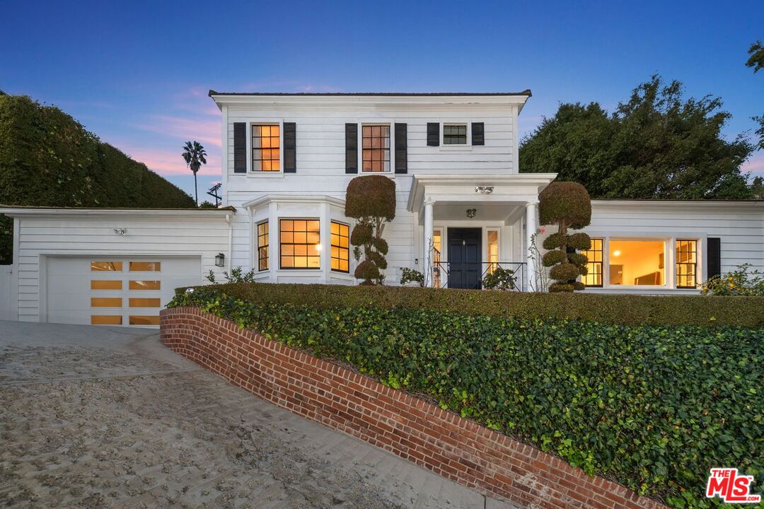Los Angeles, California, 90069, United States, 4 Bedrooms Bedrooms, ,2 BathroomsBathrooms,Residential,For Sale,1700120
