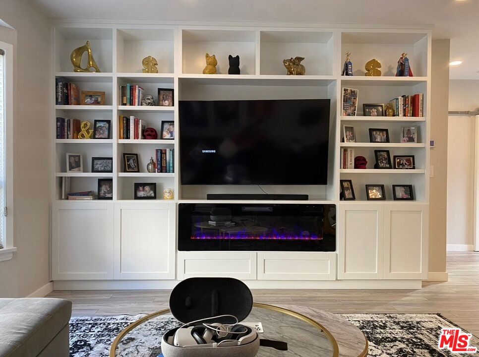 Los Angeles, California, 90048, United States, 3 Bedrooms Bedrooms, ,2 BathroomsBathrooms,Residential,For Sale,1919092