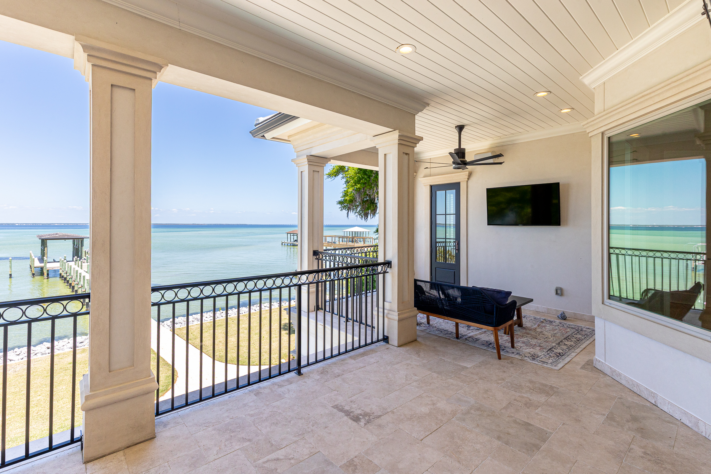  Private Bayfront Estate With Deepwater Dock And Resort-Style Outdoor Living - 物件實景