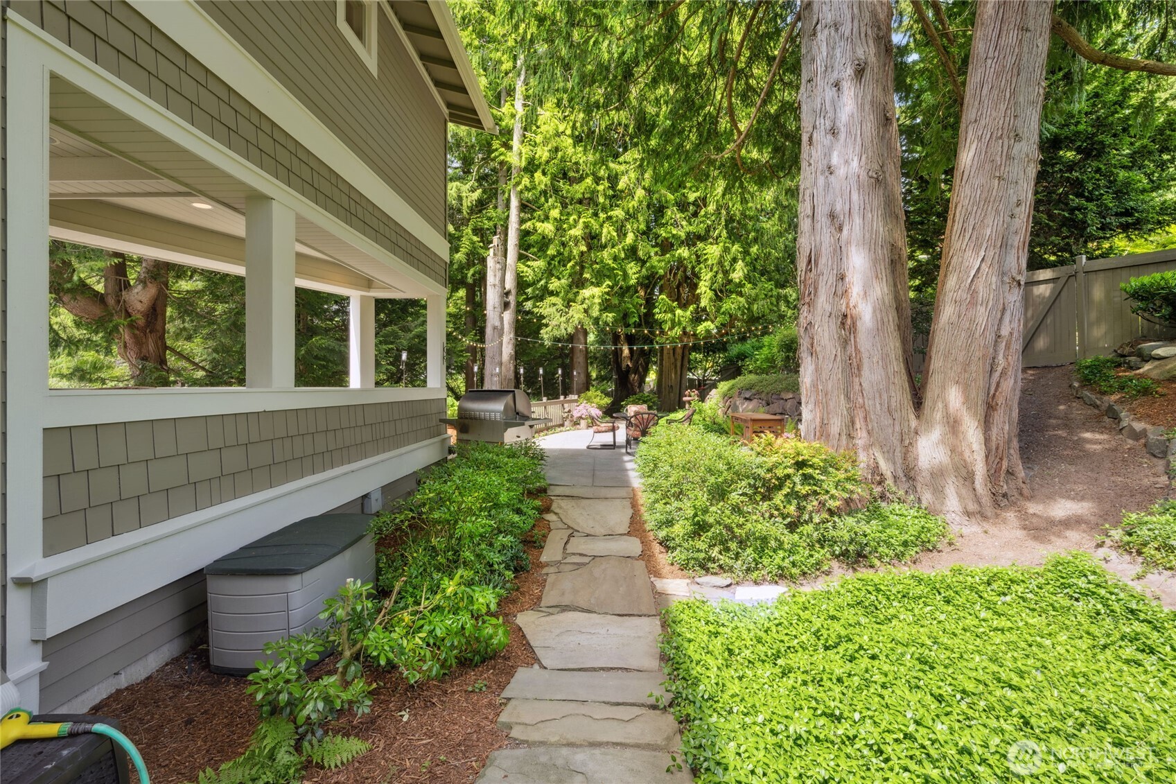 Kirkland, Washington, 98033, United States, 4 Bedrooms Bedrooms, ,2 BathroomsBathrooms,Residential,For Sale,1804621