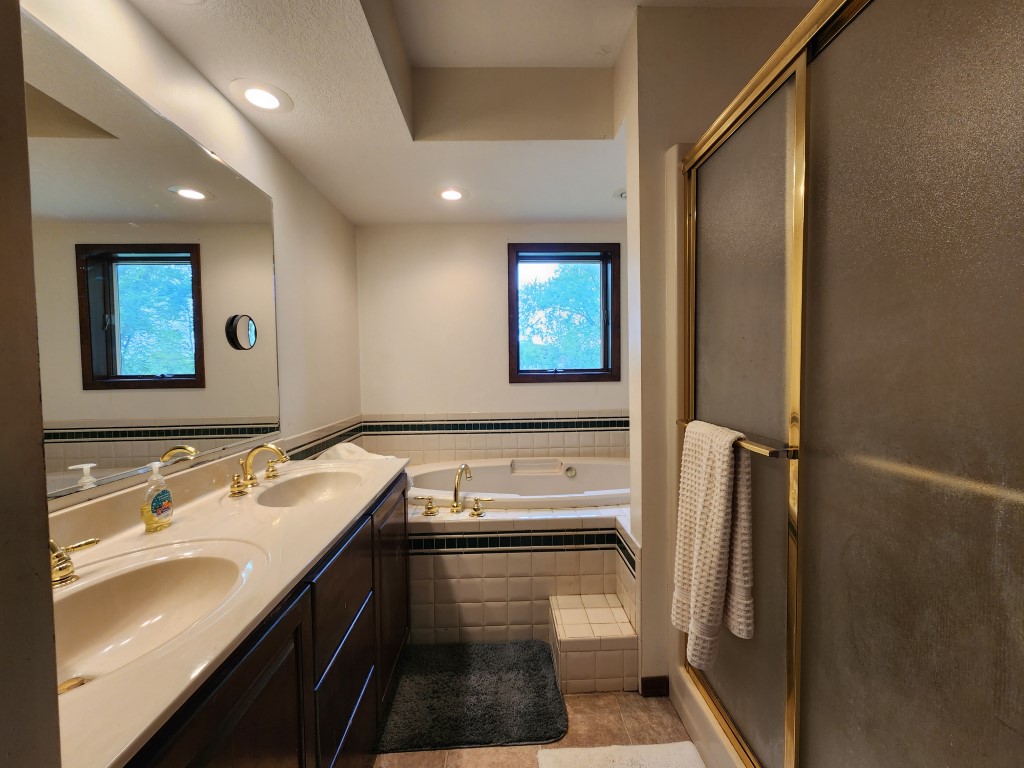 Mason City, Iowa, 50401, United States, 4 Bedrooms Bedrooms, ,1 BathroomBathrooms,Residential,For Sale,1982644