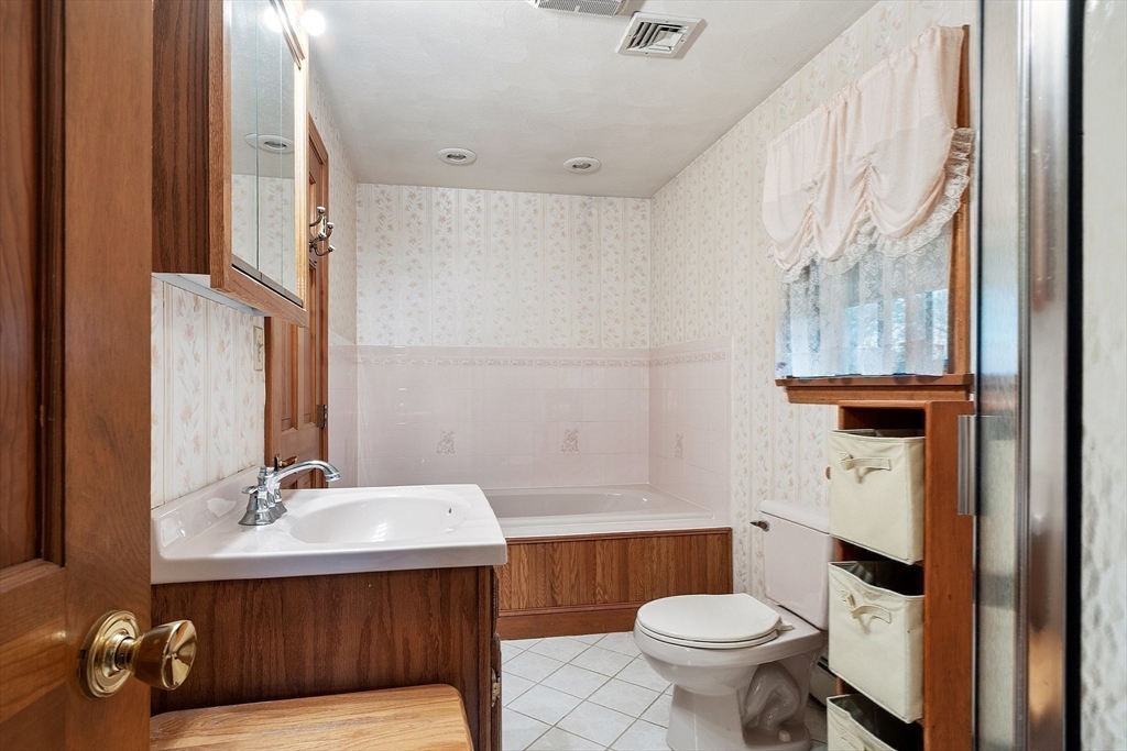 Peabody, Massachusetts, 01960, United States, 4 Bedrooms Bedrooms, ,2 BathroomsBathrooms,Residential,For Sale,1991125