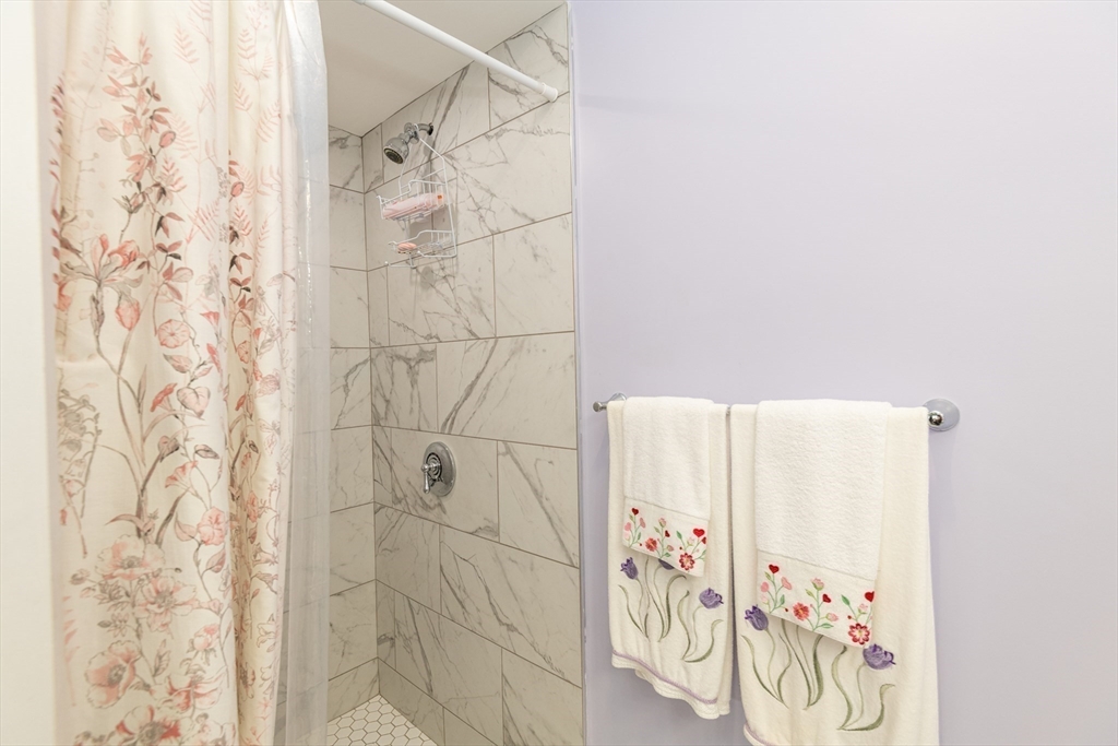 Lynn, Massachusetts, 01904, United States, 2 Bedrooms Bedrooms, ,4 BathroomsBathrooms,Residential,For Sale,1975841