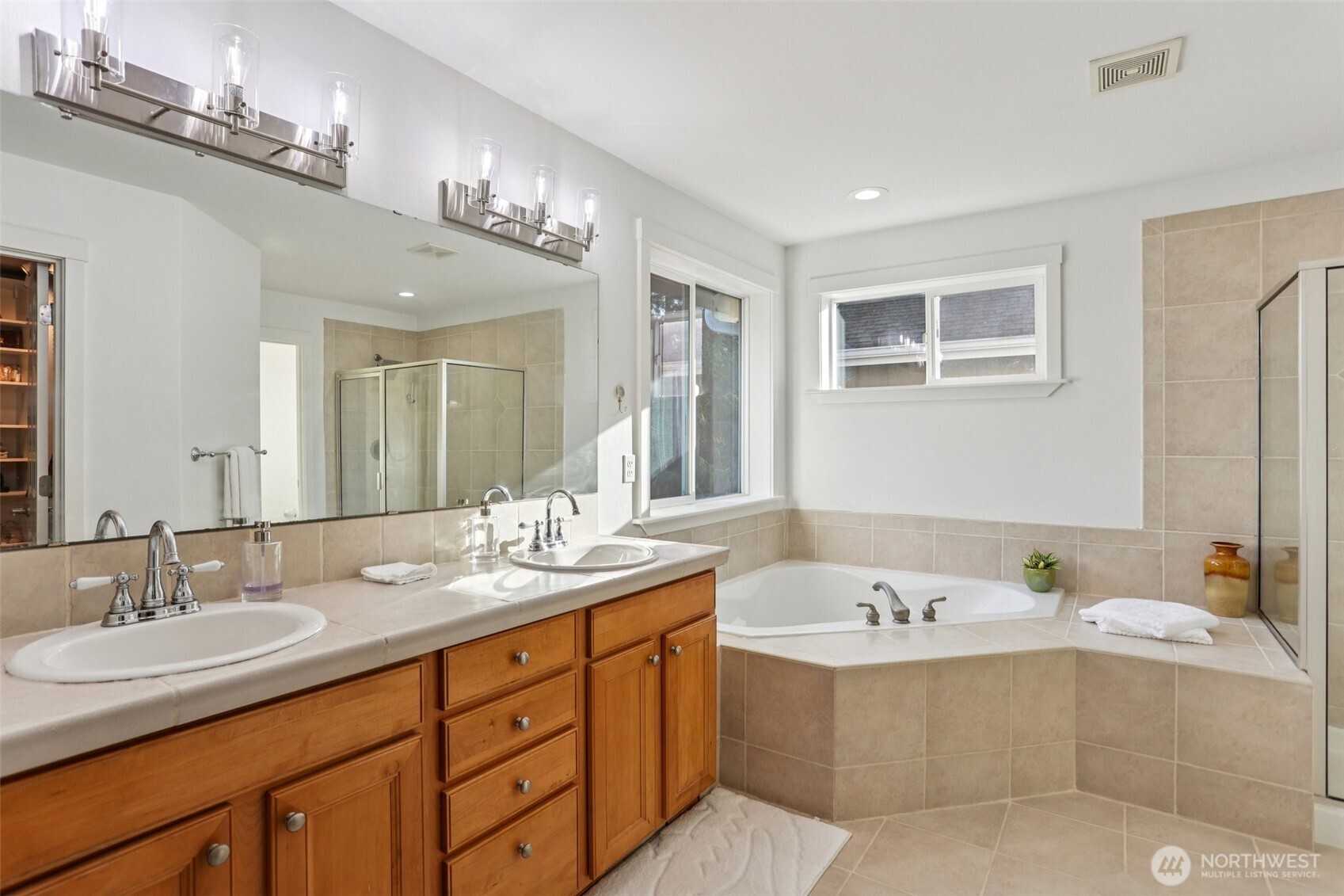 Mill Creek, Washington, 98012, United States, 4 Bedrooms Bedrooms, ,4 BathroomsBathrooms,Residential,For Sale,1993872