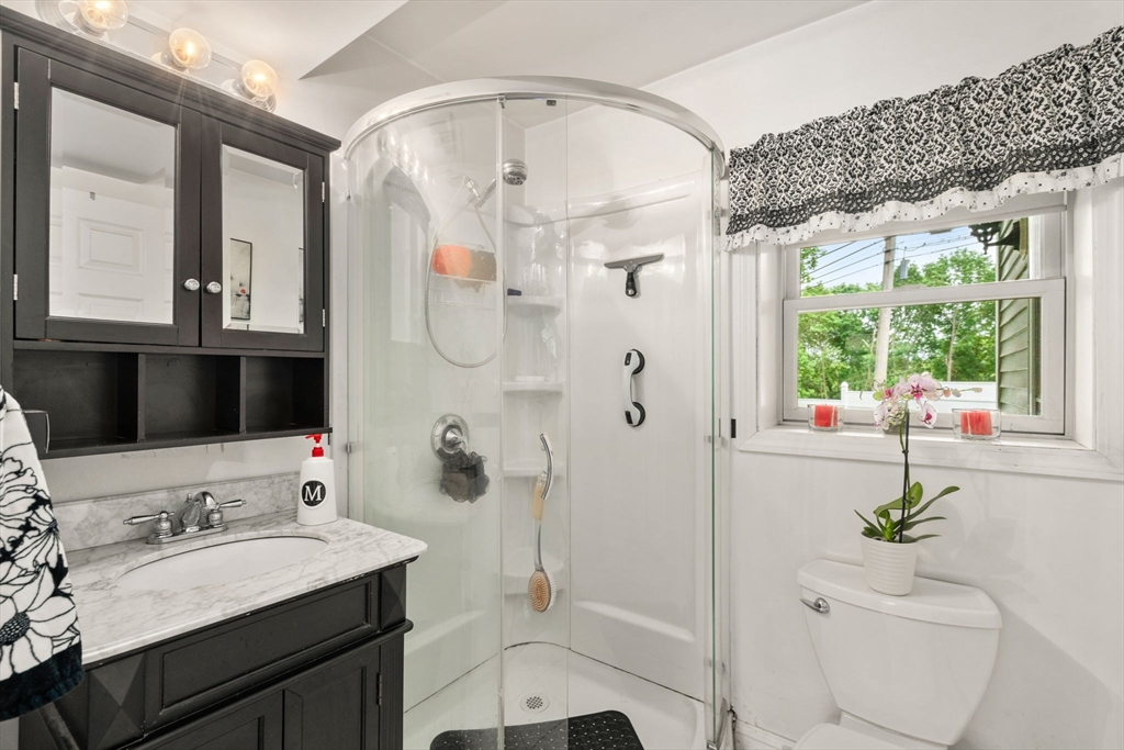 Wakefield, Massachusetts, 01880, United States, 5 Bedrooms Bedrooms, ,3 BathroomsBathrooms,Residential,For Sale,1837062