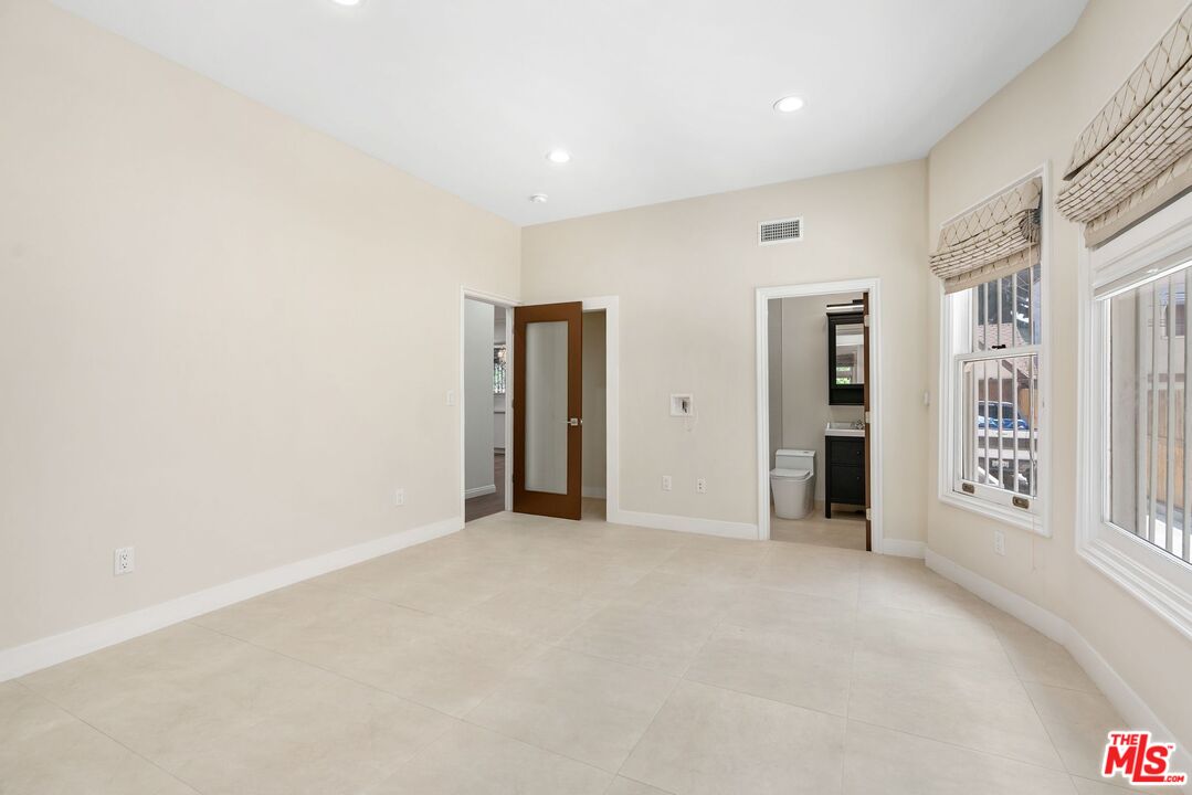 Los Angeles, California, 90006, United States, 7 Bedrooms Bedrooms, ,6 BathroomsBathrooms,Residential,For Sale,1848318