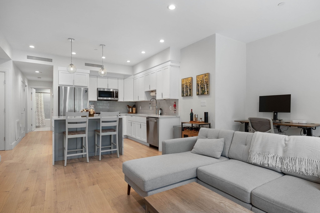 Boston, Massachusetts, 02128, United States, 2 Bedrooms Bedrooms, ,2 BathroomsBathrooms,Residential,For Sale,1984117