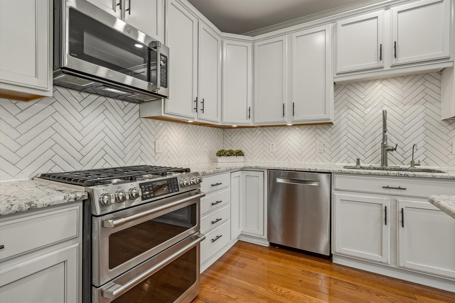  Experience Urban Luxury with this End-Unit Townhome - 物件實景