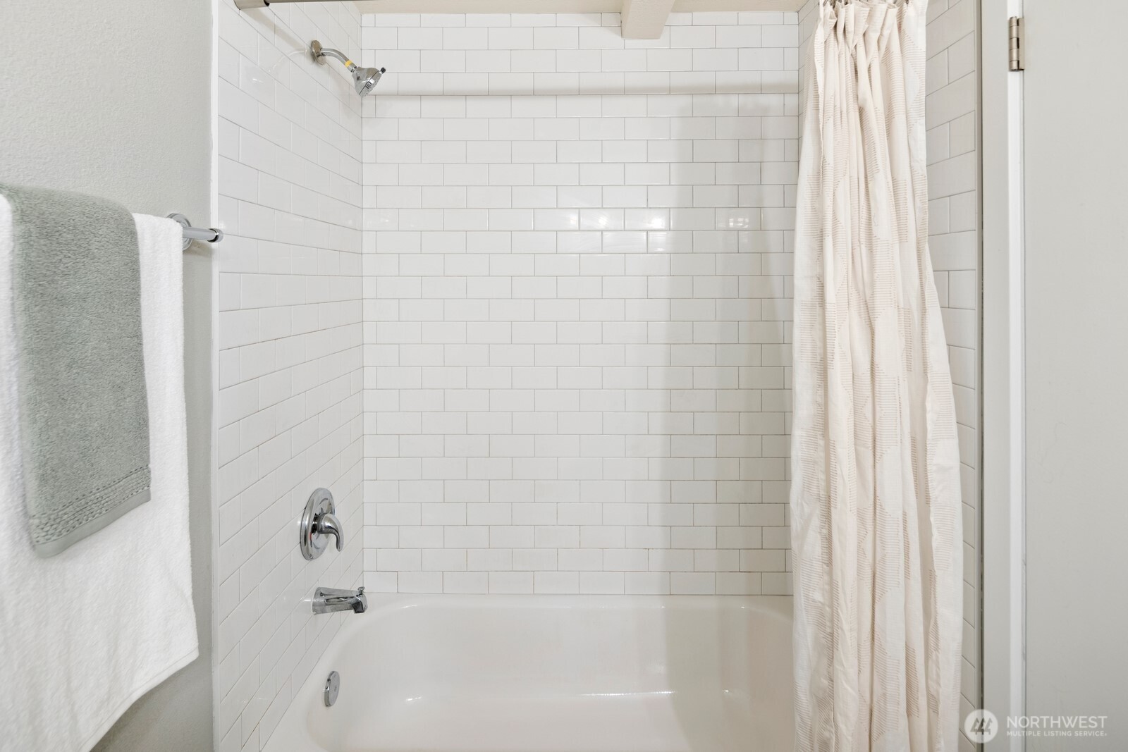 Mercer Island, Washington, 98040, United States, 2 Bedrooms Bedrooms, ,1 BathroomBathrooms,Residential,For Sale,1948638