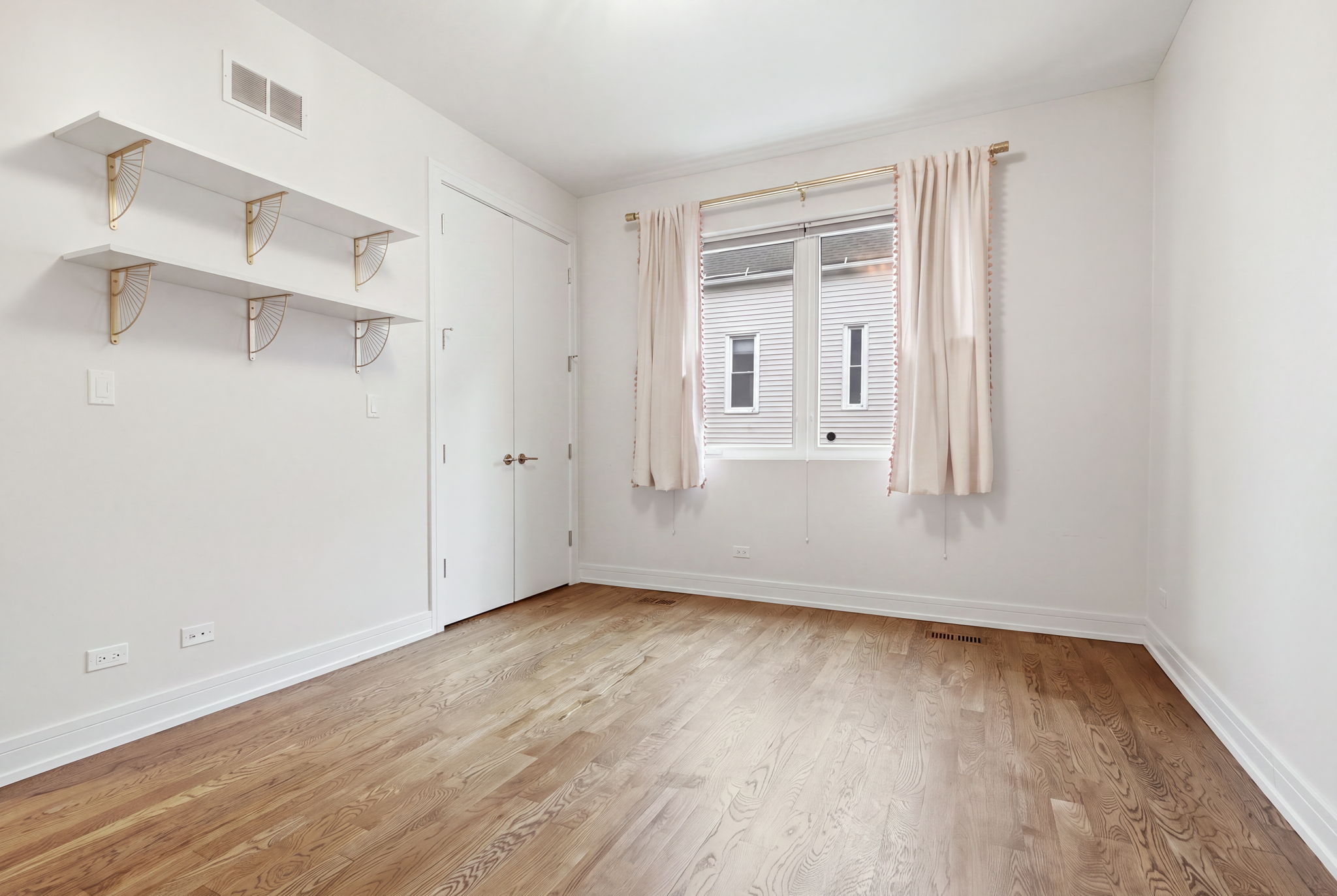  Welcome to This Stunning Three-Story Townhome - 物件實景