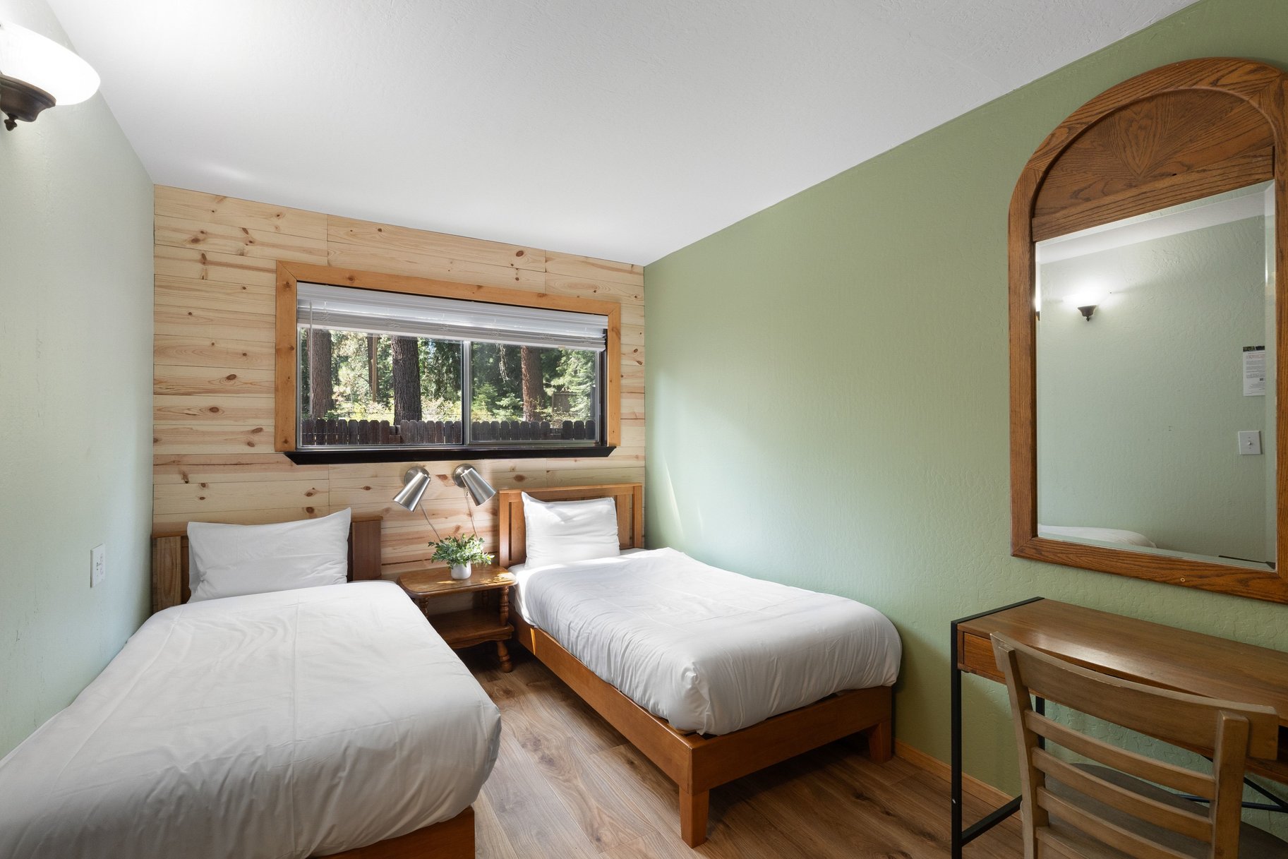  West Shore Gem - An Authentic Pineland Chalet with Detached Garage + Studio - 物件實景
