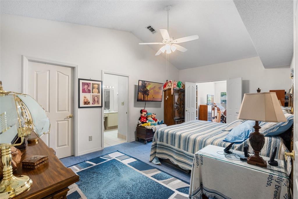 Orlando, Florida, 32817, United States, 4 Bedrooms Bedrooms, ,4 BathroomsBathrooms,Residential,For Sale,1821453