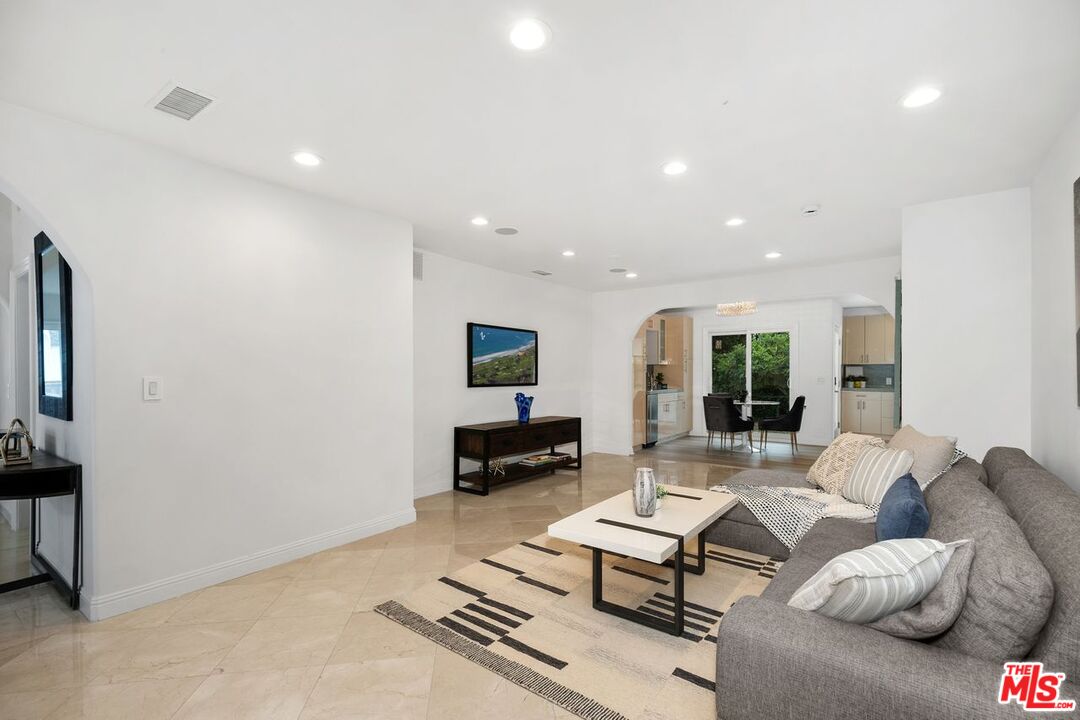 Los Angeles, California, 90048, United States, 4 Bedrooms Bedrooms, ,4 BathroomsBathrooms,Residential,For Sale,1912253
