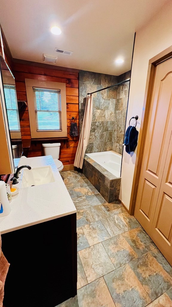 Blairsville, Georgia, 30512, United States, 3 Bedrooms Bedrooms, ,2 BathroomsBathrooms,Residential,For Sale,1930020