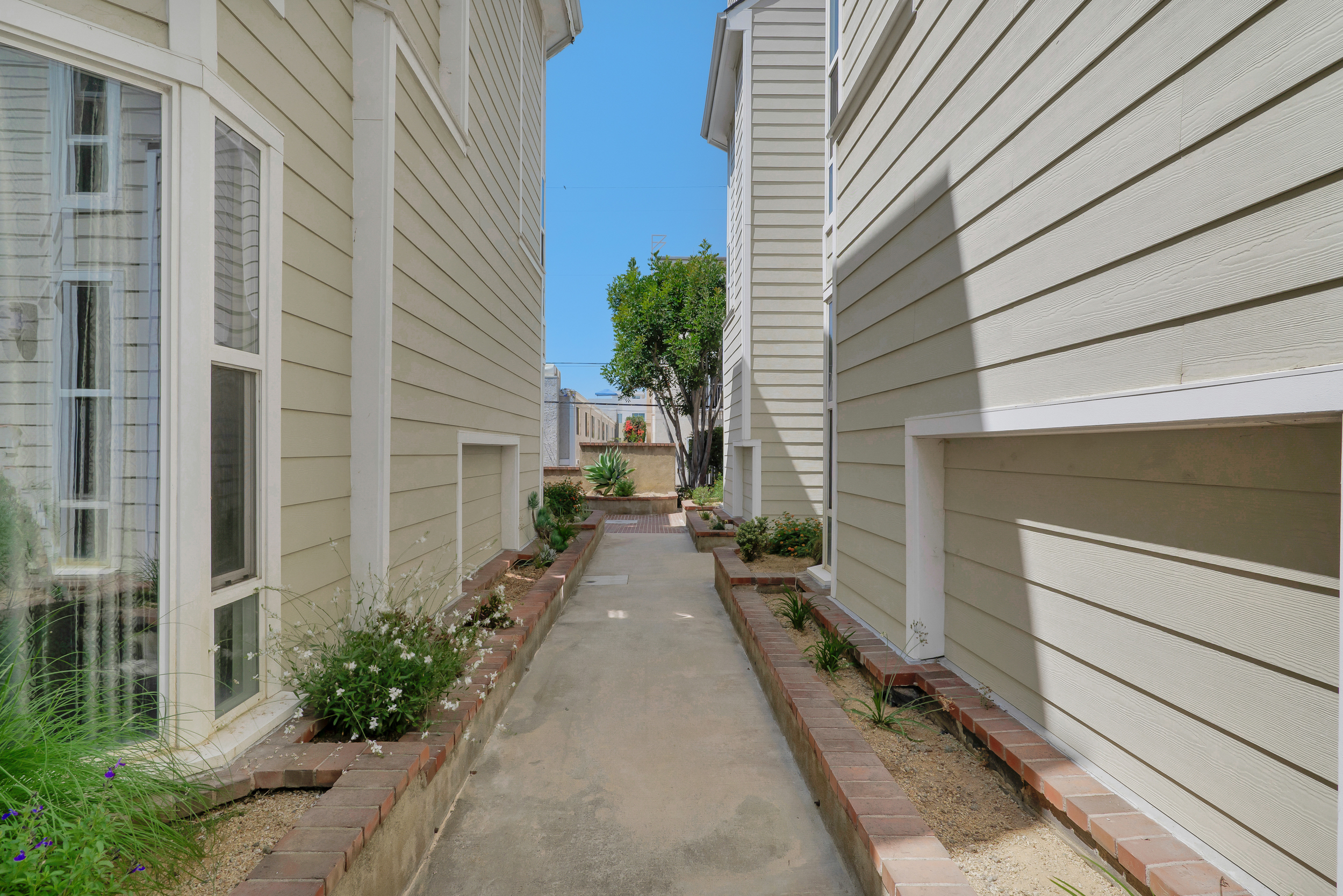  1717 Stoner Ave - 物件實景