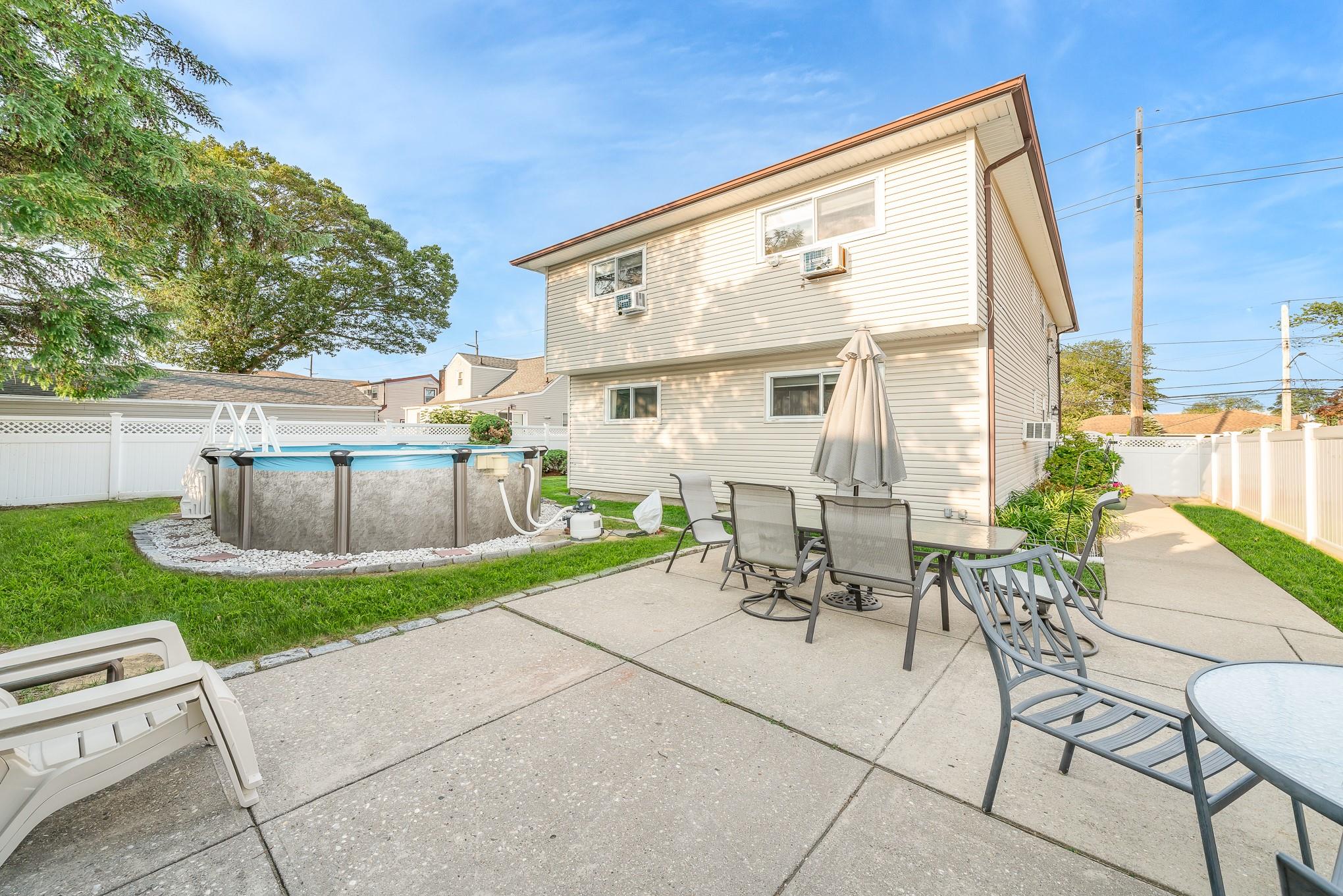 Franklin Square, New York, 11010, United States, 5 Bedrooms Bedrooms, ,2 BathroomsBathrooms,Residential,For Sale,1974579