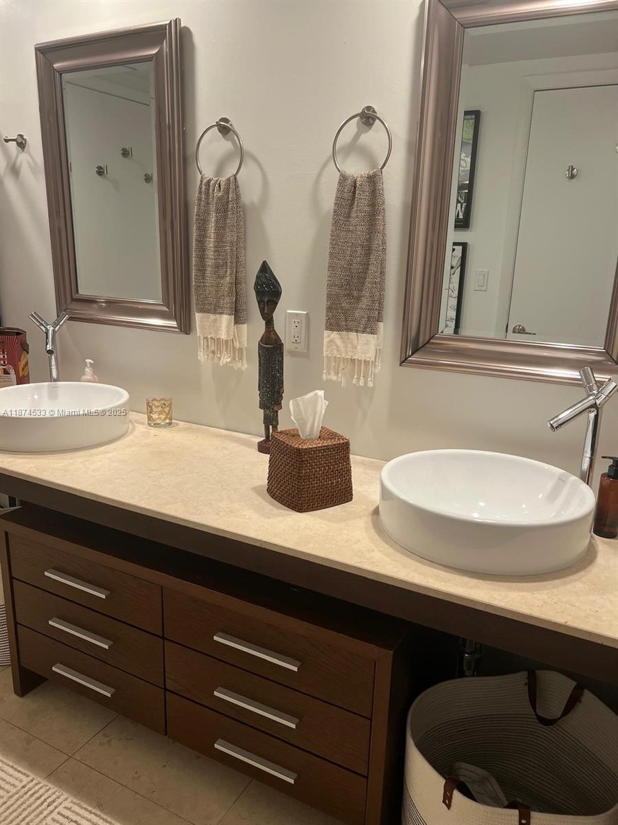 Miami, Florida, 33131, United States, 1 Bedroom Bedrooms, ,1 BathroomBathrooms,Residential,For Sale,1942098