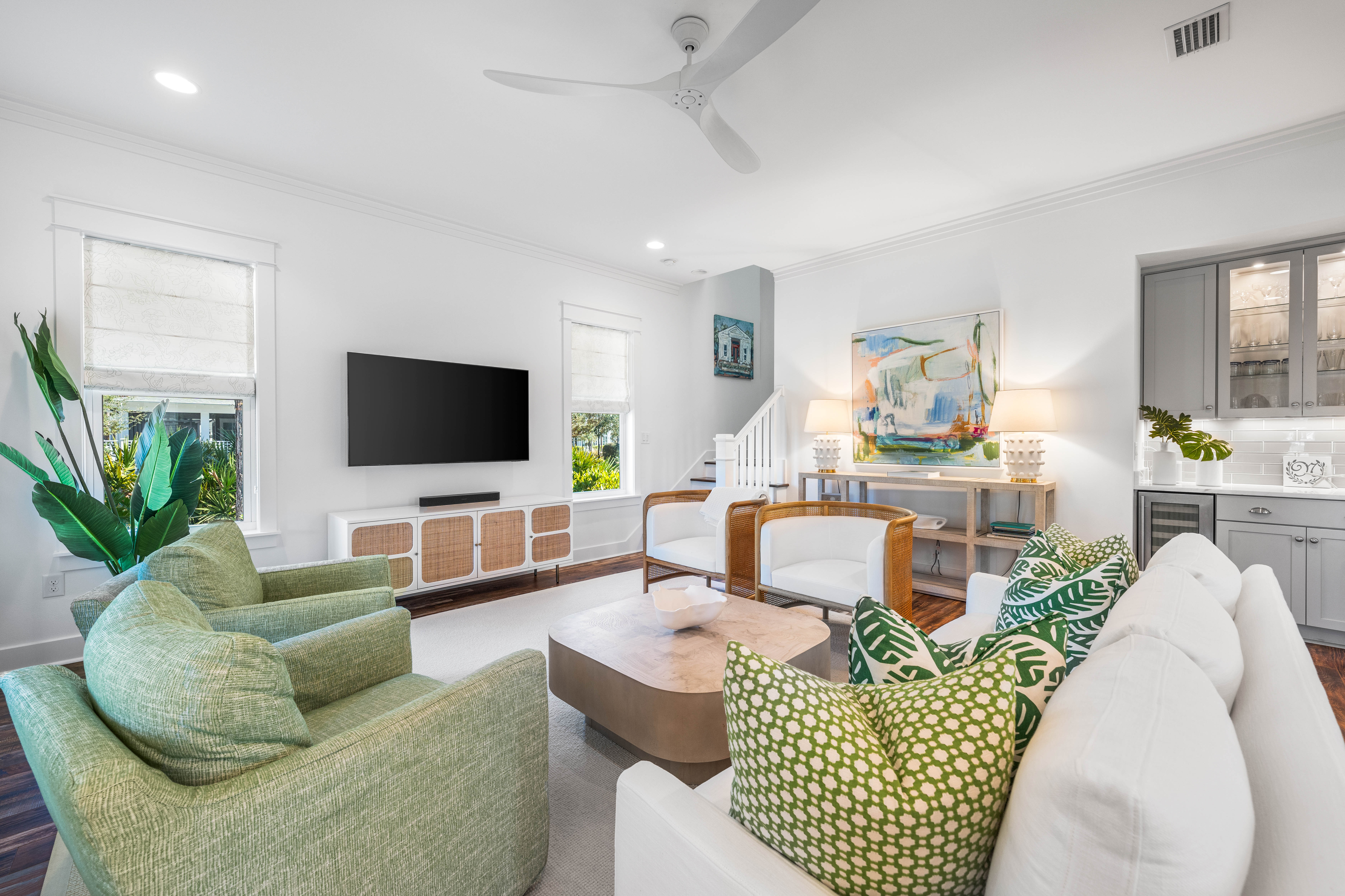  Oversized Corner Lot Home with Carriage House, Screened Porch & Fenced Yard - 物件實景