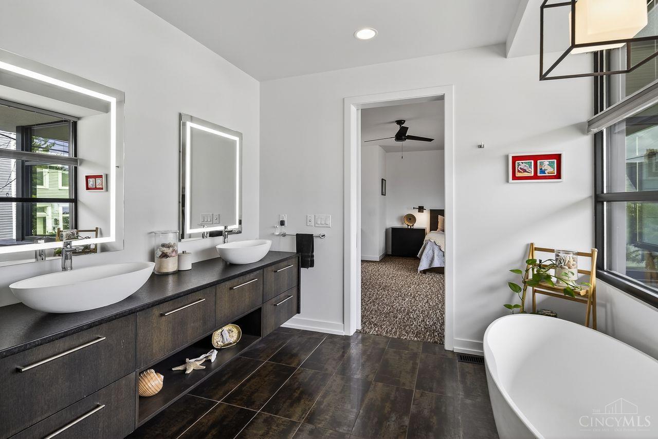 Cincinnati, Ohio, 45202, United States, 4 Bedrooms Bedrooms, ,4 BathroomsBathrooms,Residential,For Sale,1926217