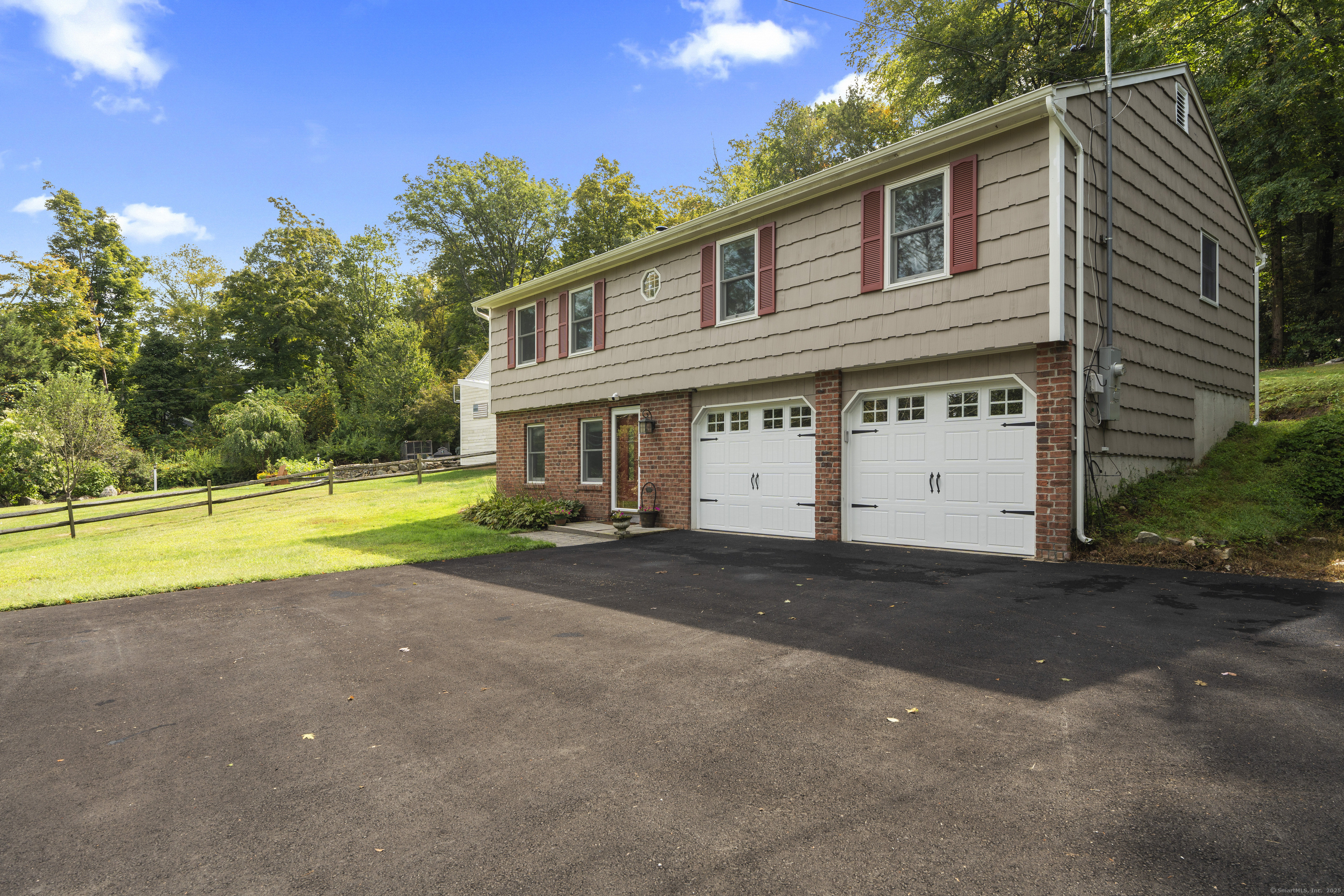 Newtown, Connecticut, 06482, United States, 3 Bedrooms Bedrooms, ,2 BathroomsBathrooms,Residential,For Sale,1962604