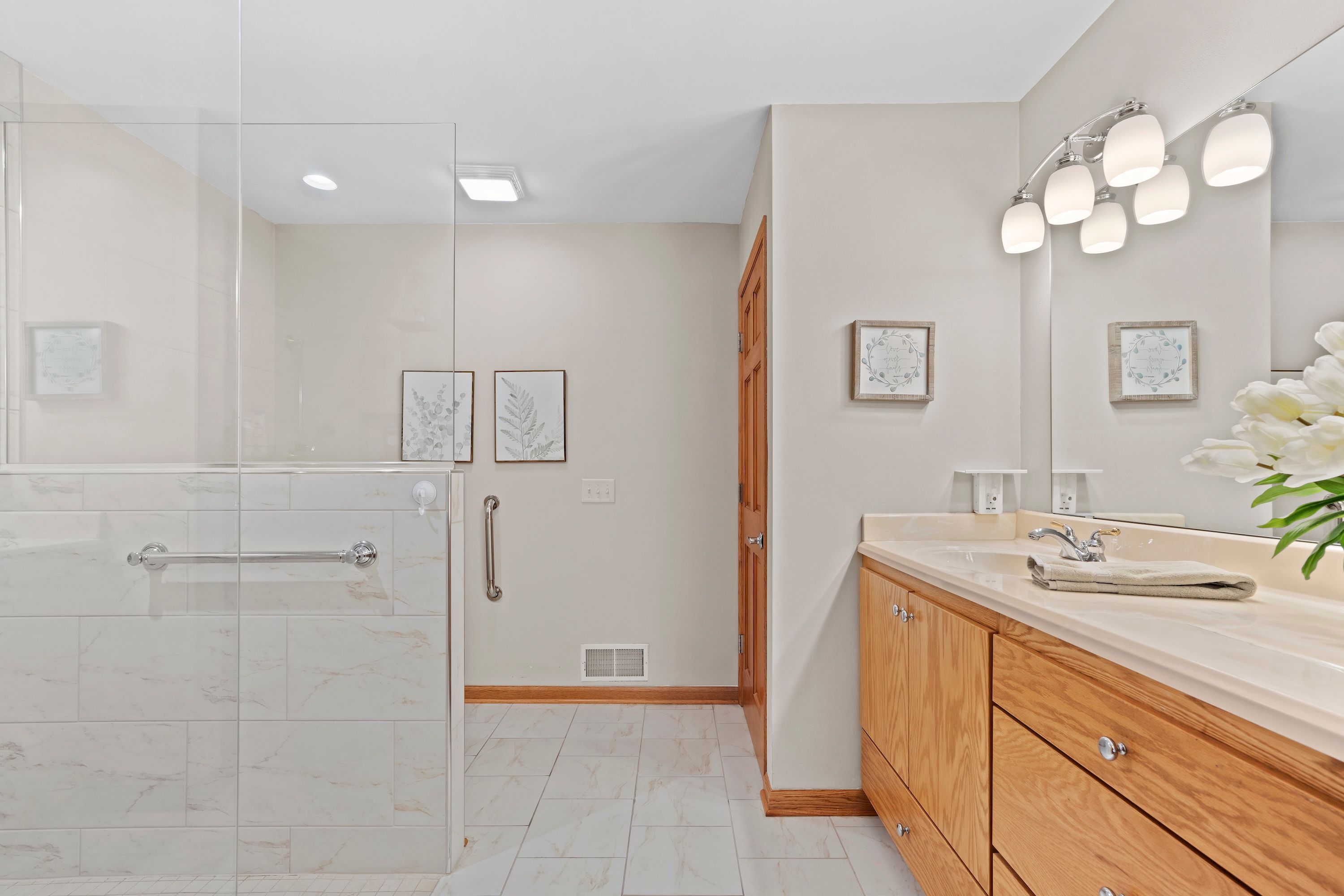  Spacious Side-by-Side Condo in Brookfield - 物件實景