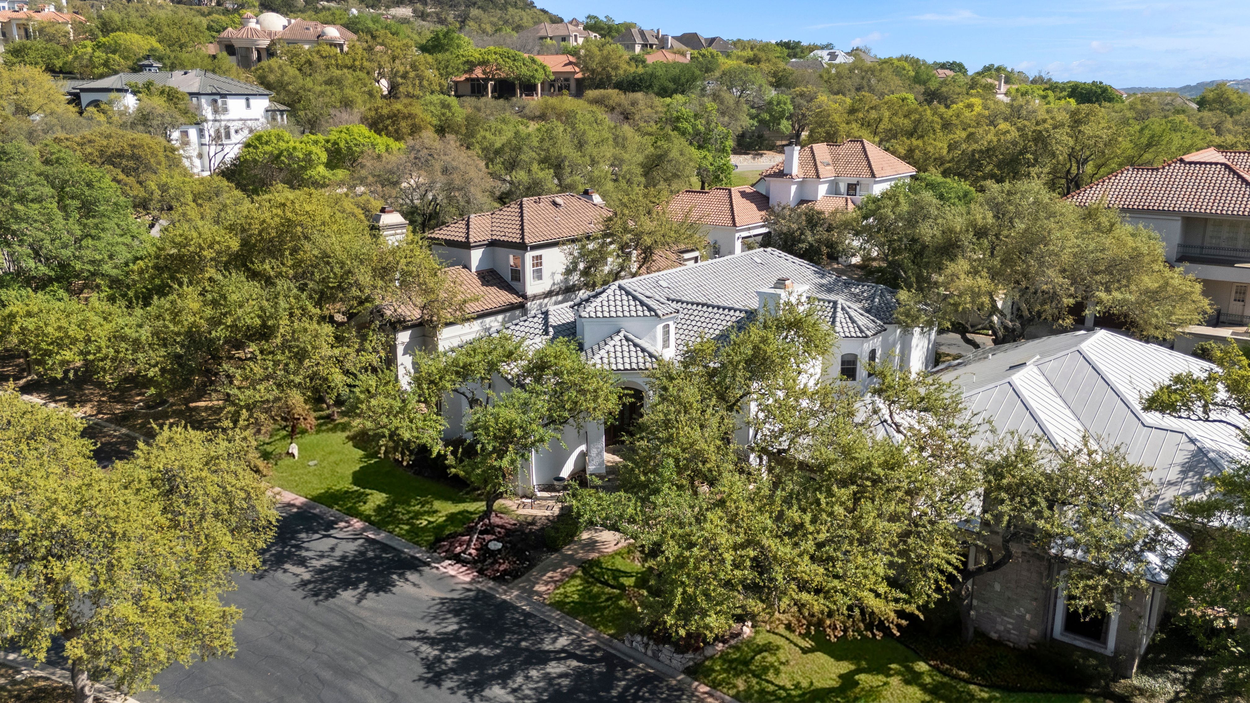  Updated Home with Captivating Interior Features - 物件實景