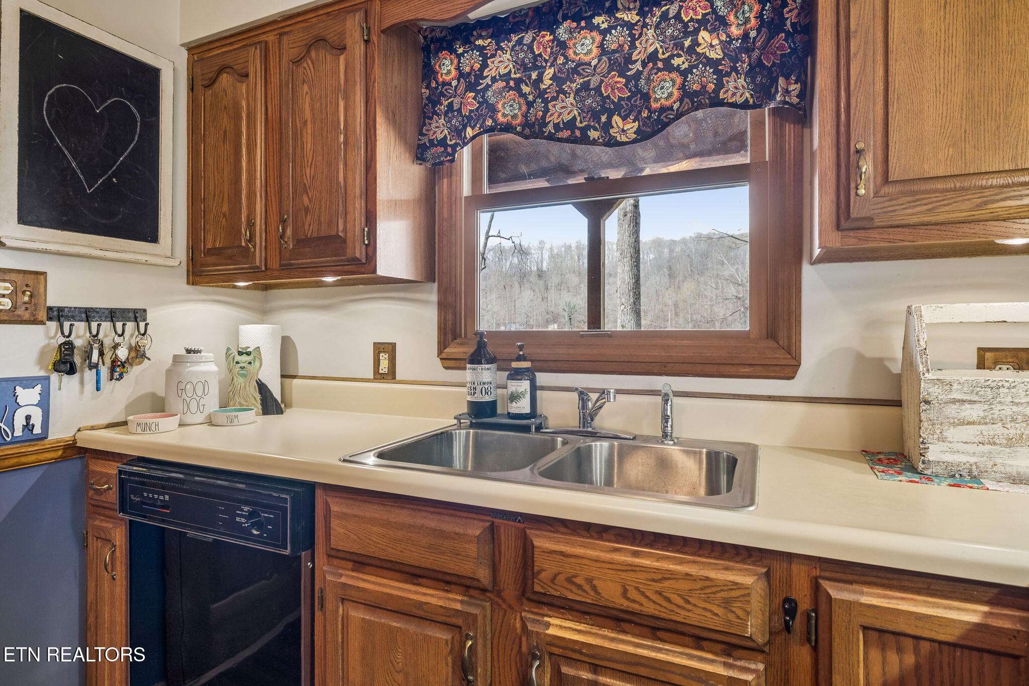 Kingston, Tennessee, 37763, United States, 3 Bedrooms Bedrooms, ,3 BathroomsBathrooms,Residential,For Sale,2013795