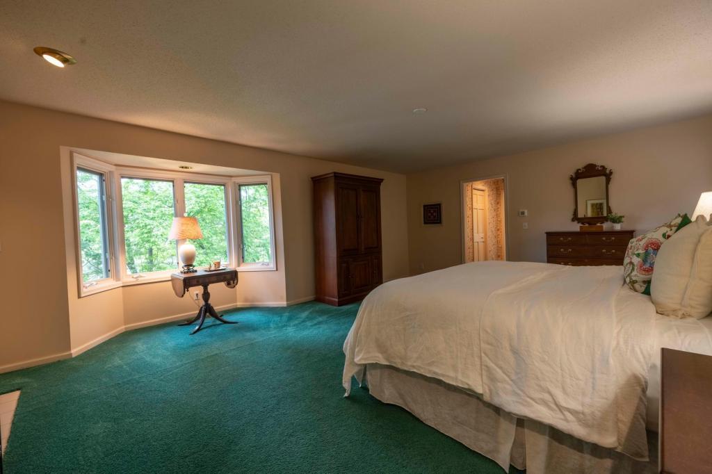 Mendota Heights, Minnesota, 55118, United States, 4 Bedrooms Bedrooms, ,3 BathroomsBathrooms,Residential,For Sale,1836960