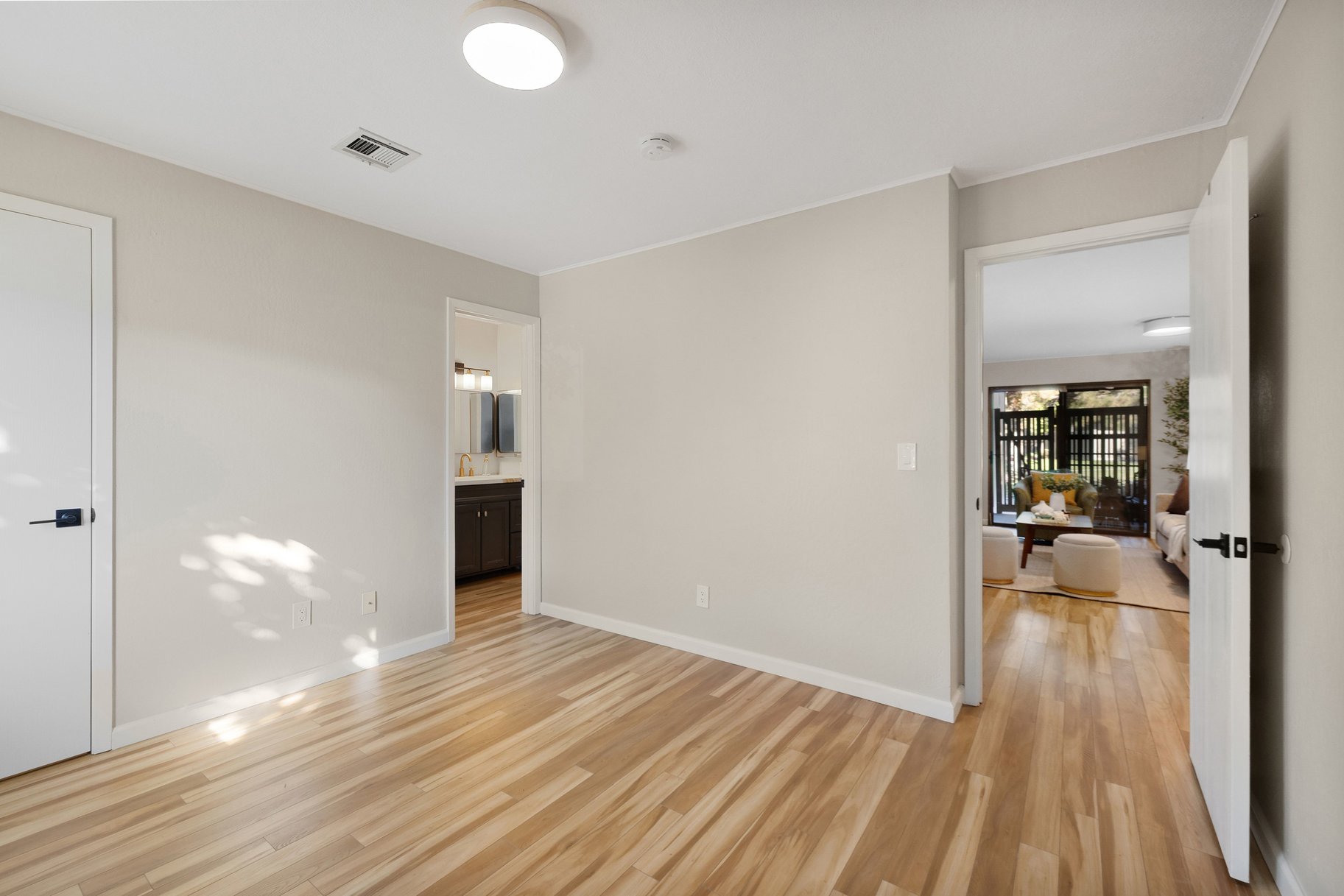  Freshly updated ground-level condo tucked into a parklike setting - 物件實景