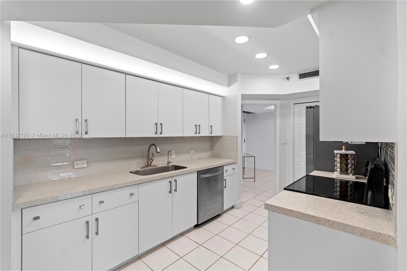 Aventura, Florida, 33180, United States, 2 Bedrooms Bedrooms, ,3 BathroomsBathrooms,Residential,For Sale,1885240