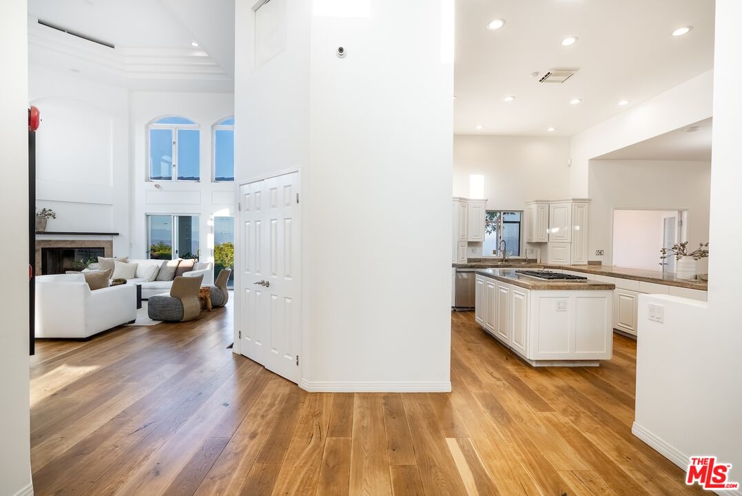 Topanga, California, 90290, United States, 4 Bedrooms Bedrooms, ,4 BathroomsBathrooms,Residential,For Sale,1902057