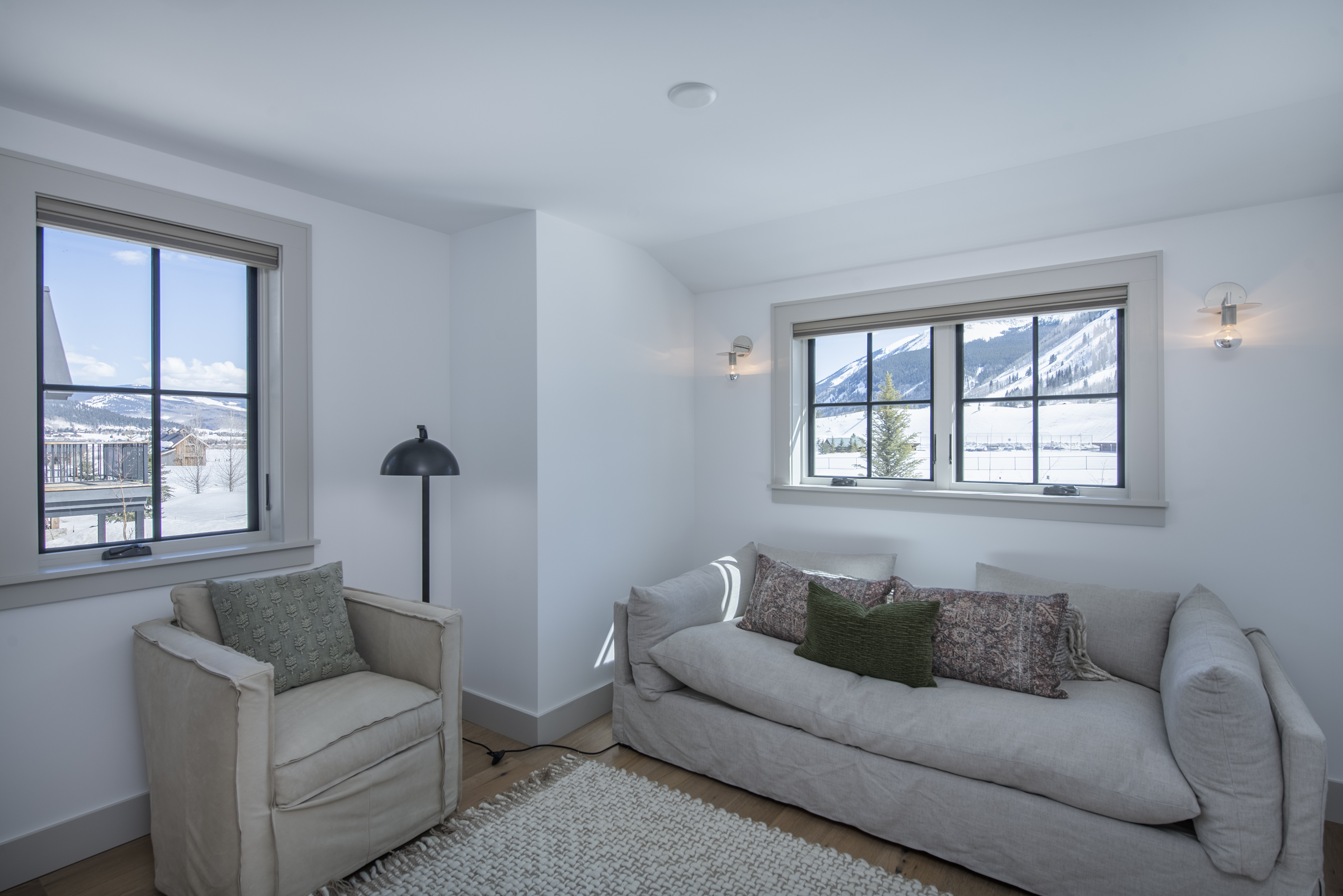  Big And Beautiful In The Desirable And Peaceful East End Of Town - 物件實景