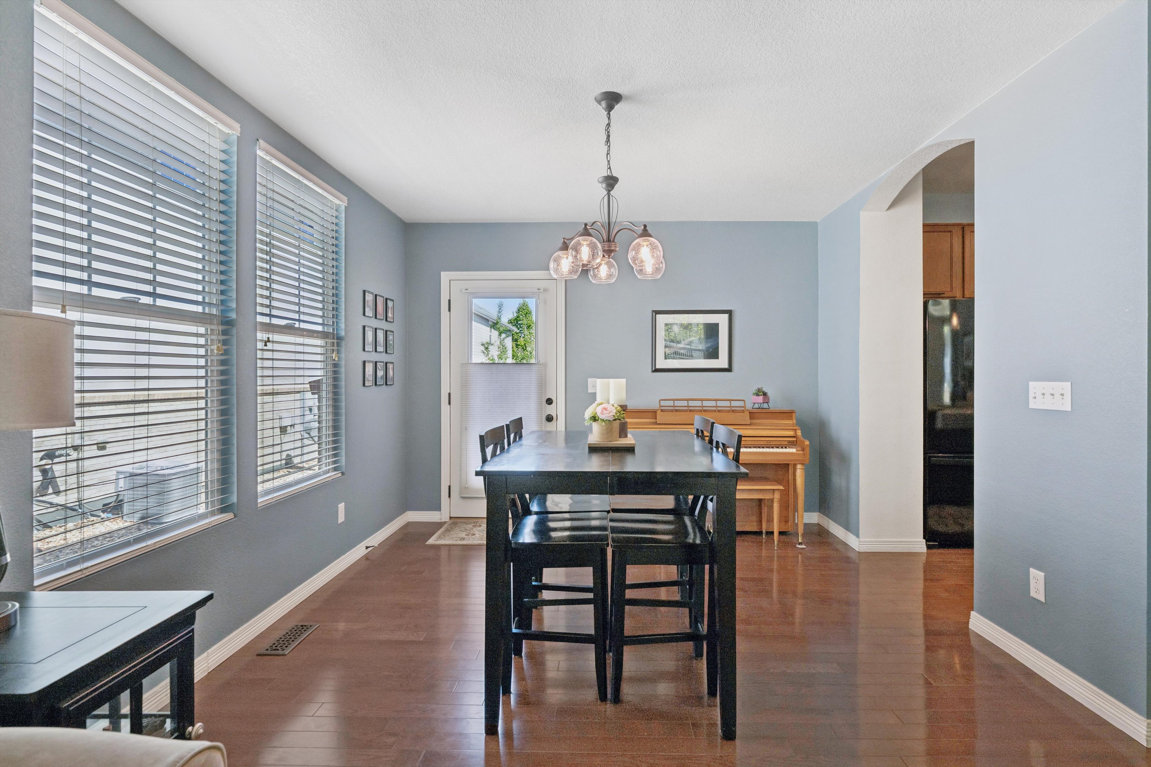  Beautiful 3-Bedroom, 3-Bath Home On A Charming Tree-Lined Street - 物件實景