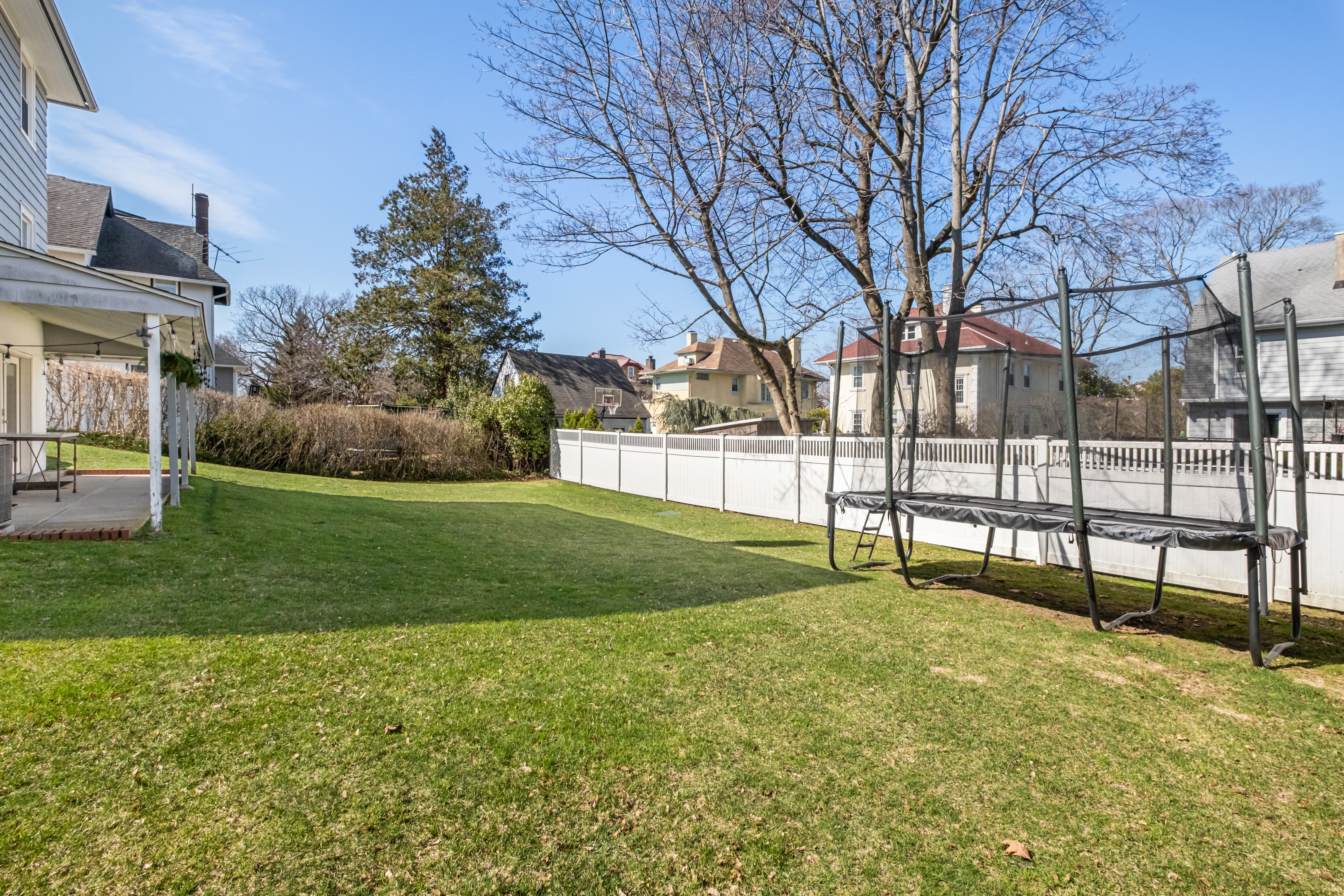  a gracious, fully-updated home where  every detail has been considered. - 物件實景