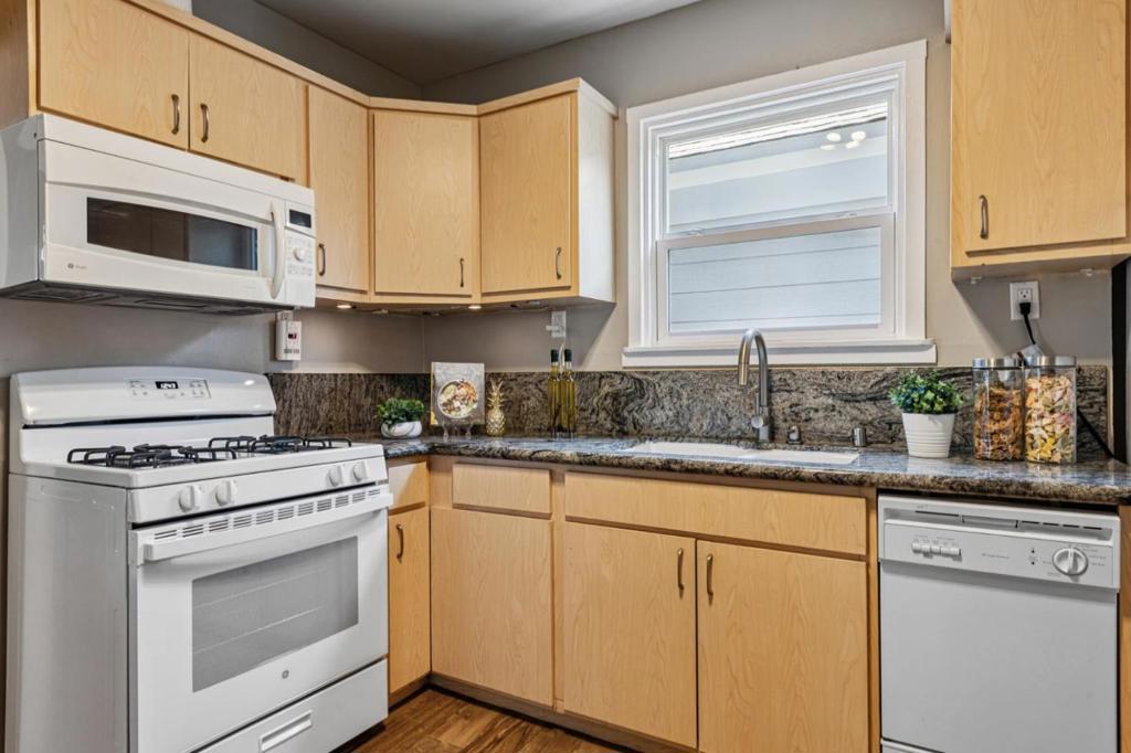 San Francisco, California, 94134, United States, 3 Bedrooms Bedrooms, ,2 BathroomsBathrooms,Residential,For Sale,1943072