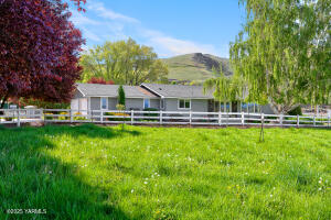 Yakima, Washington, 98901, United States, 3 Bedrooms Bedrooms, ,3 BathroomsBathrooms,Residential,For Sale,1729945