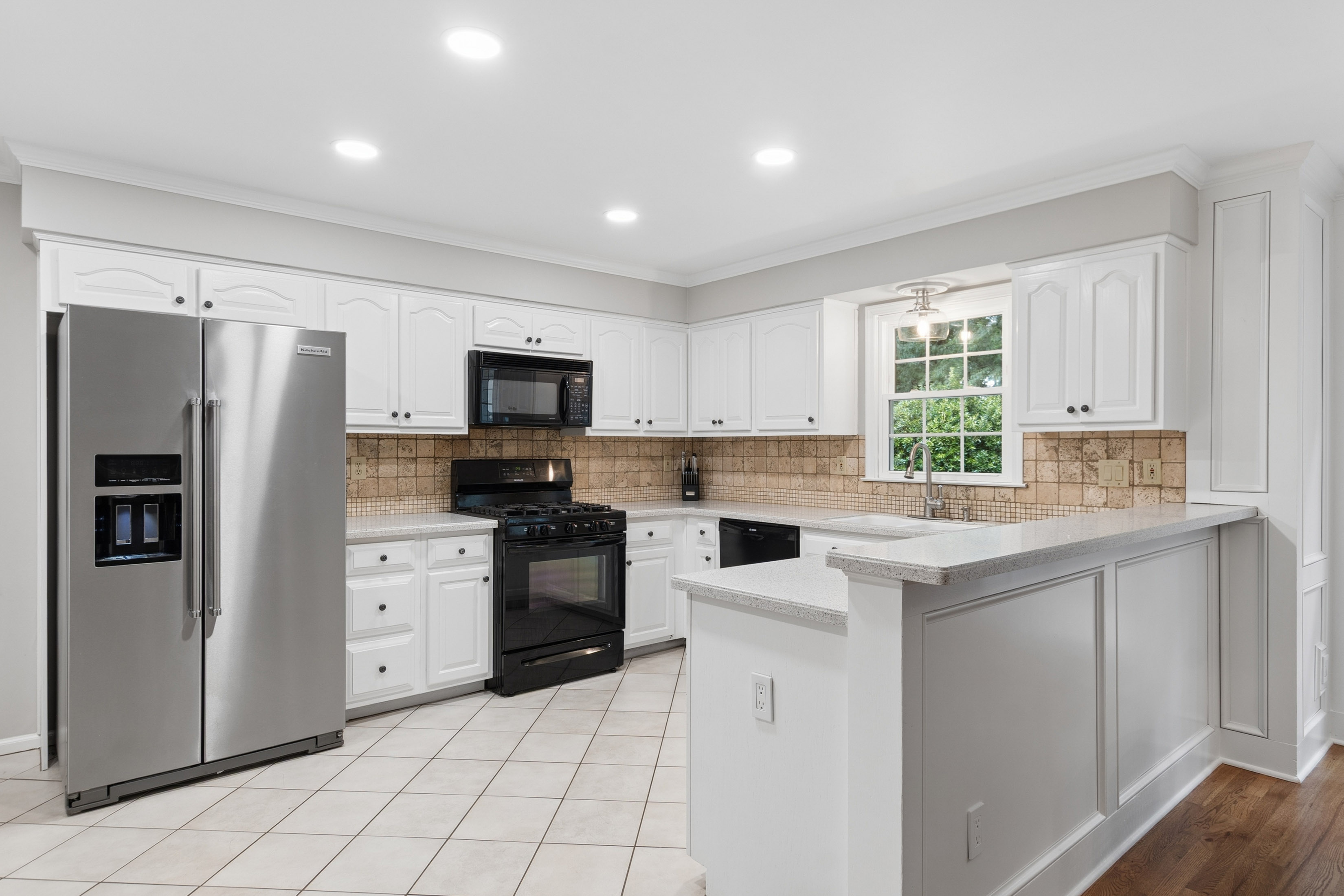  Beautifully Updated Home Blends Timeless Style with Elevated Designer Finishes - 物件實景
