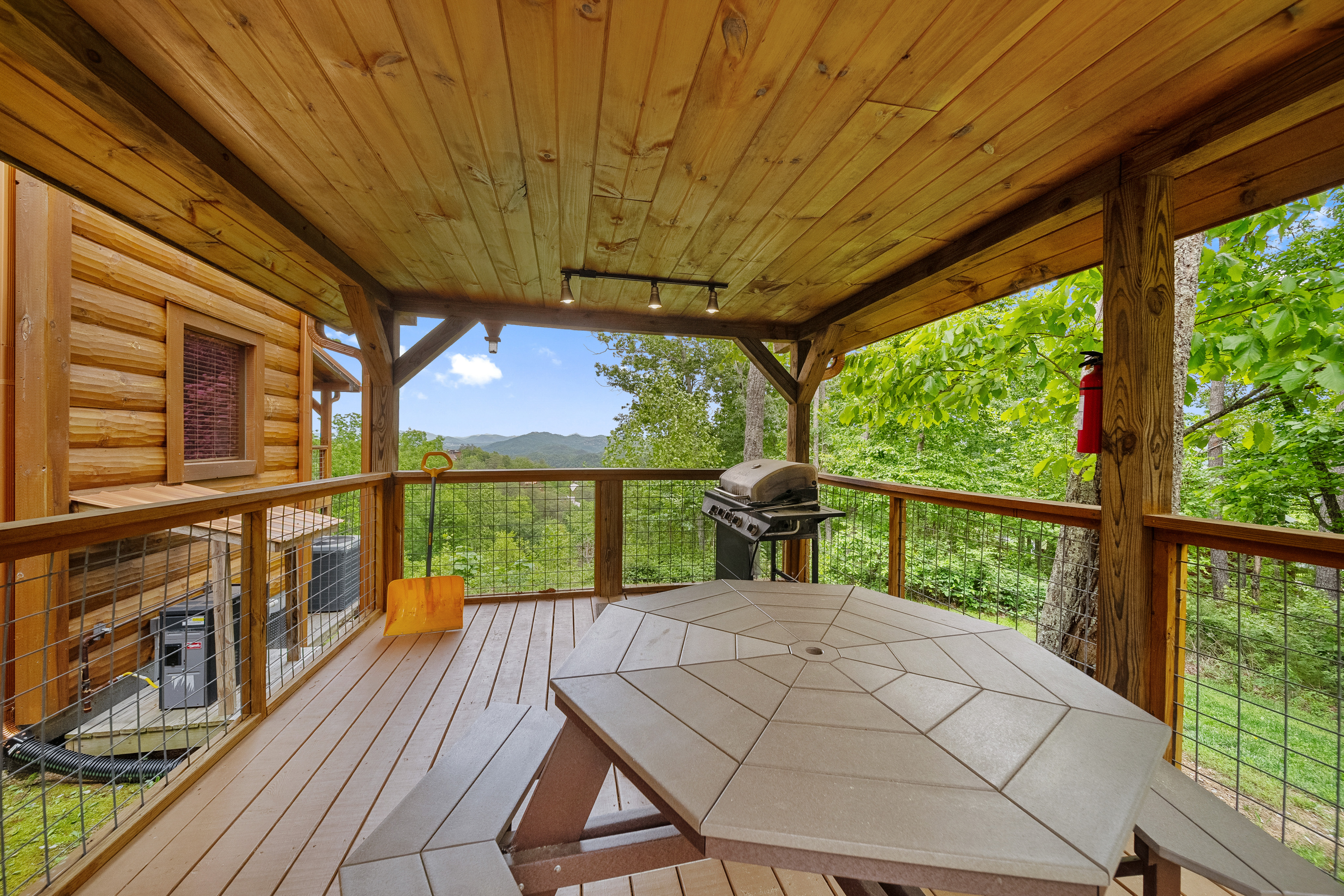 Sevierville, Tennessee, 37862, United States, 5 Bedrooms Bedrooms, ,7 BathroomsBathrooms,Residential,For Sale,1977744