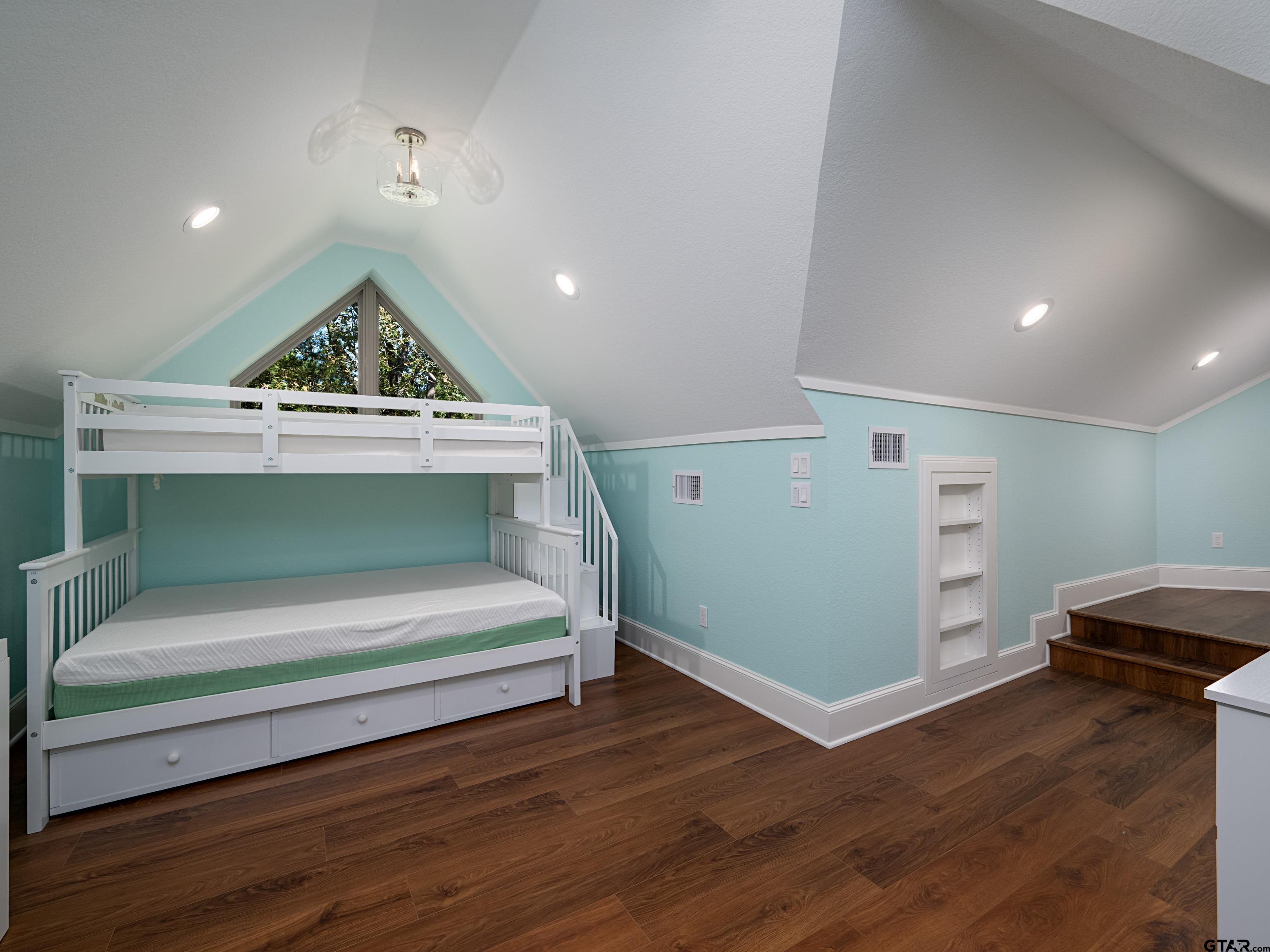 Tyler, Texas, 75703, United States, 4 Bedrooms Bedrooms, ,4 BathroomsBathrooms,Residential,For Sale,1970212