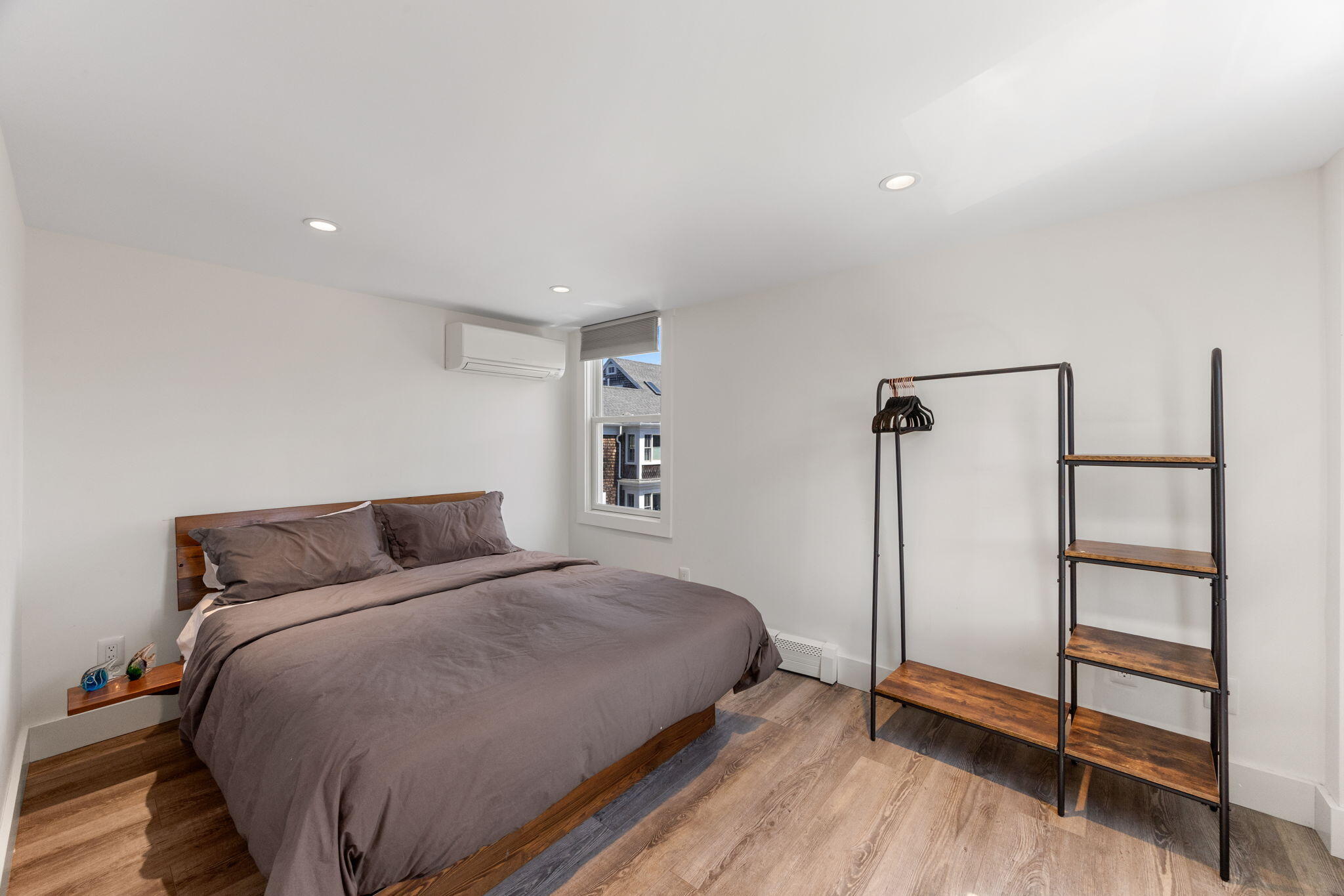  Private West End Escape with Expansive Deck and Natural Light - 物件實景