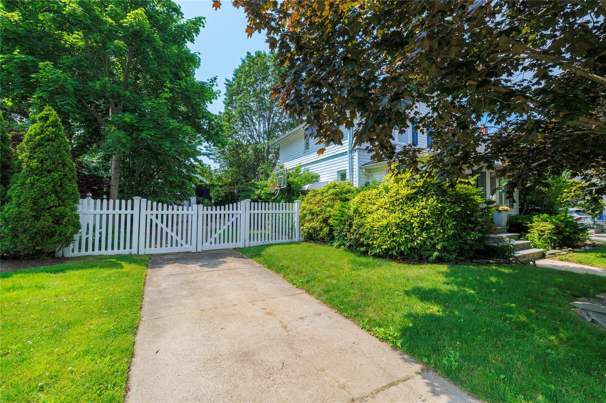 Malverne, New York, 11565, United States, 3 Bedrooms Bedrooms, ,2 BathroomsBathrooms,Residential,For Sale,1874917