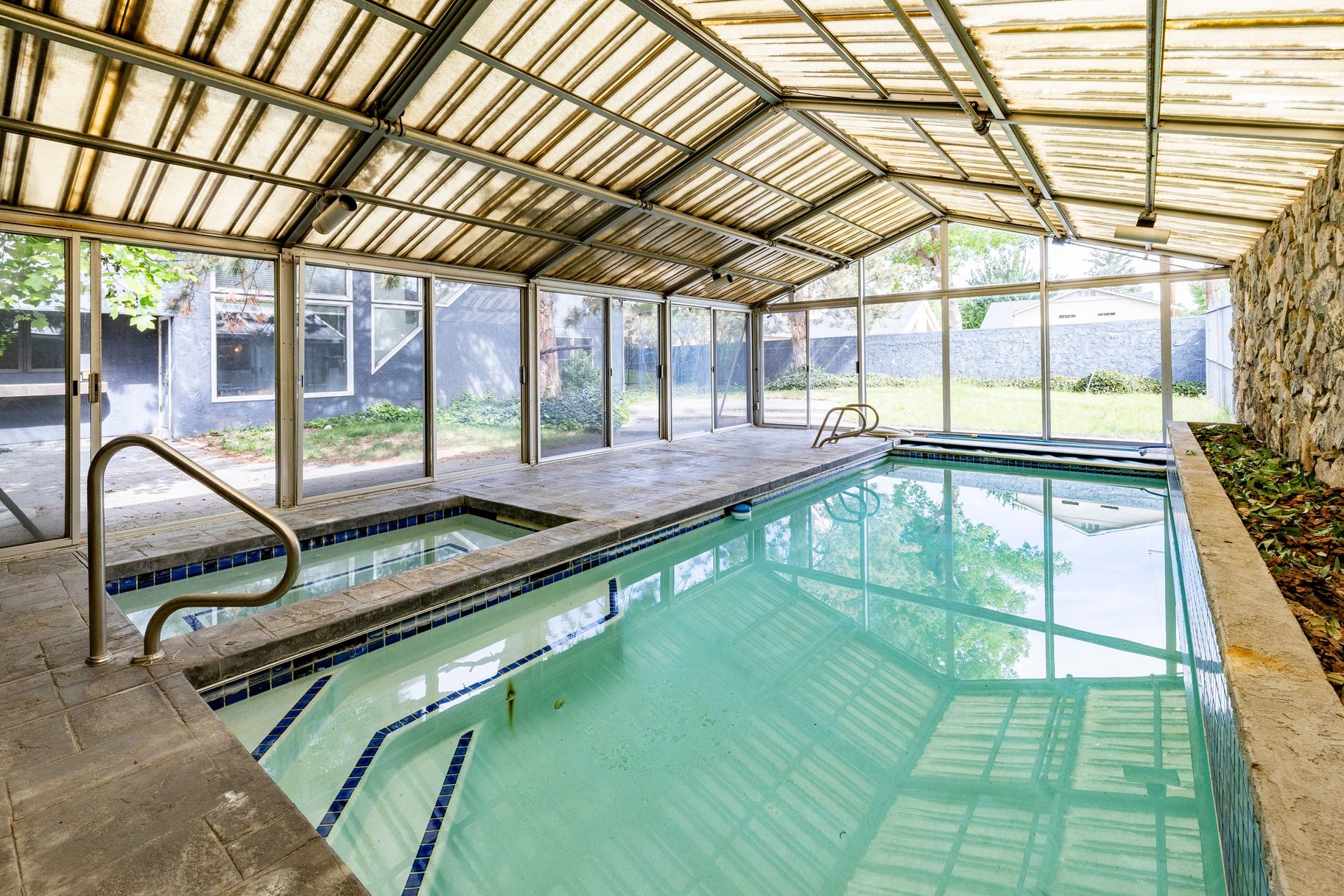  Timeless Holladay Opportunity Backing Cottonwood Club - 物件實景