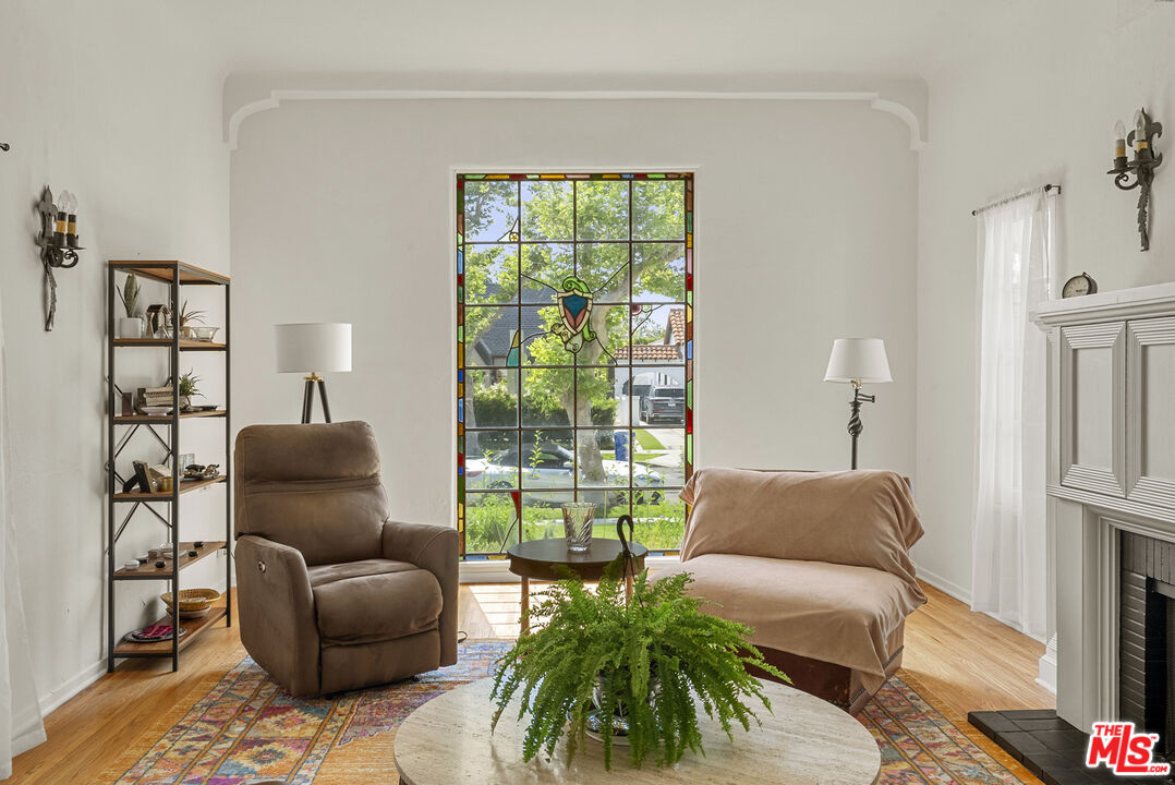 Los Angeles, California, 90036, United States, 4 Bedrooms Bedrooms, ,3 BathroomsBathrooms,Residential,For Sale,1849800