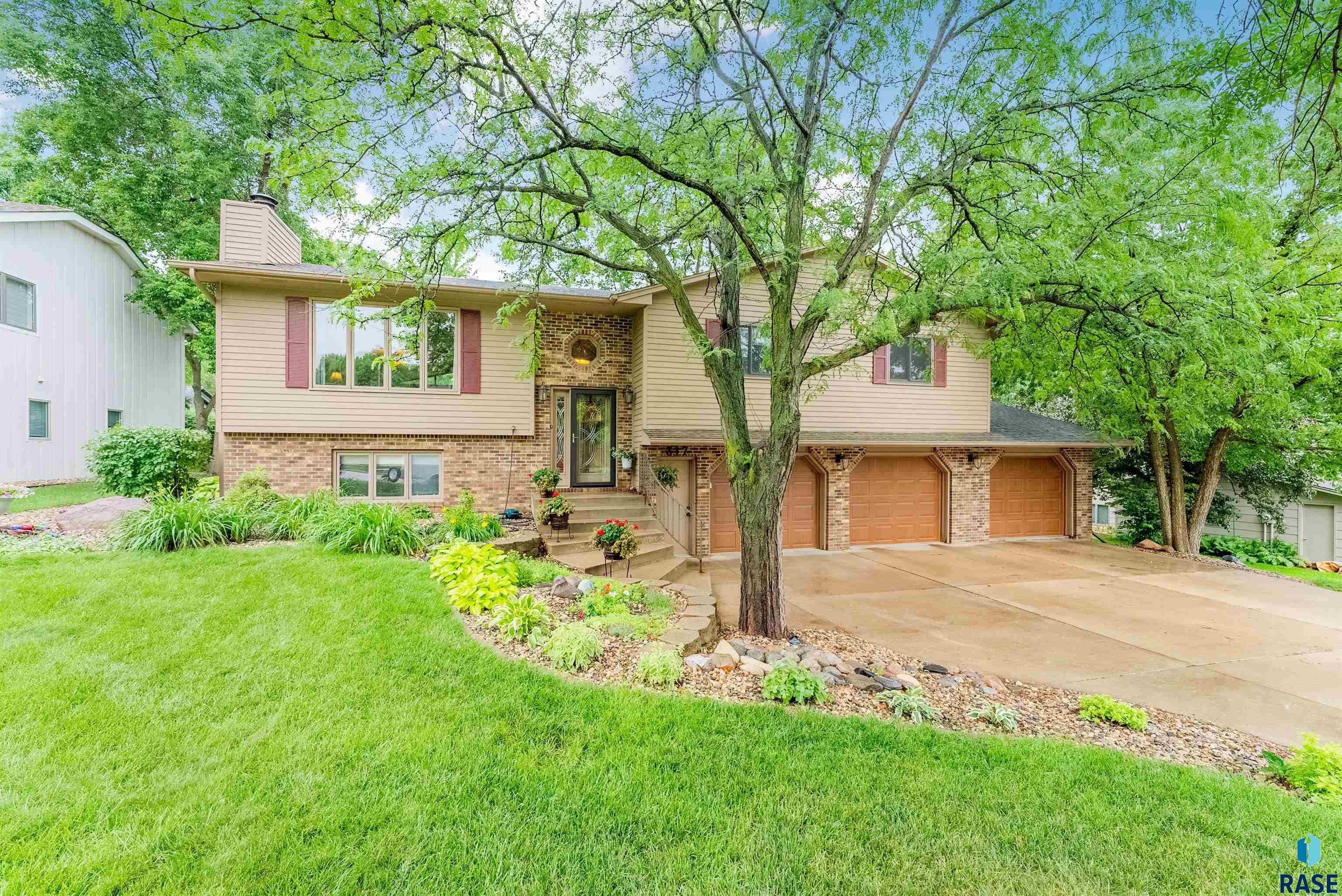 Sioux Falls, South Dakota, 57105, United States, 3 Bedrooms Bedrooms, ,2 BathroomsBathrooms,Residential,For Sale,1926722