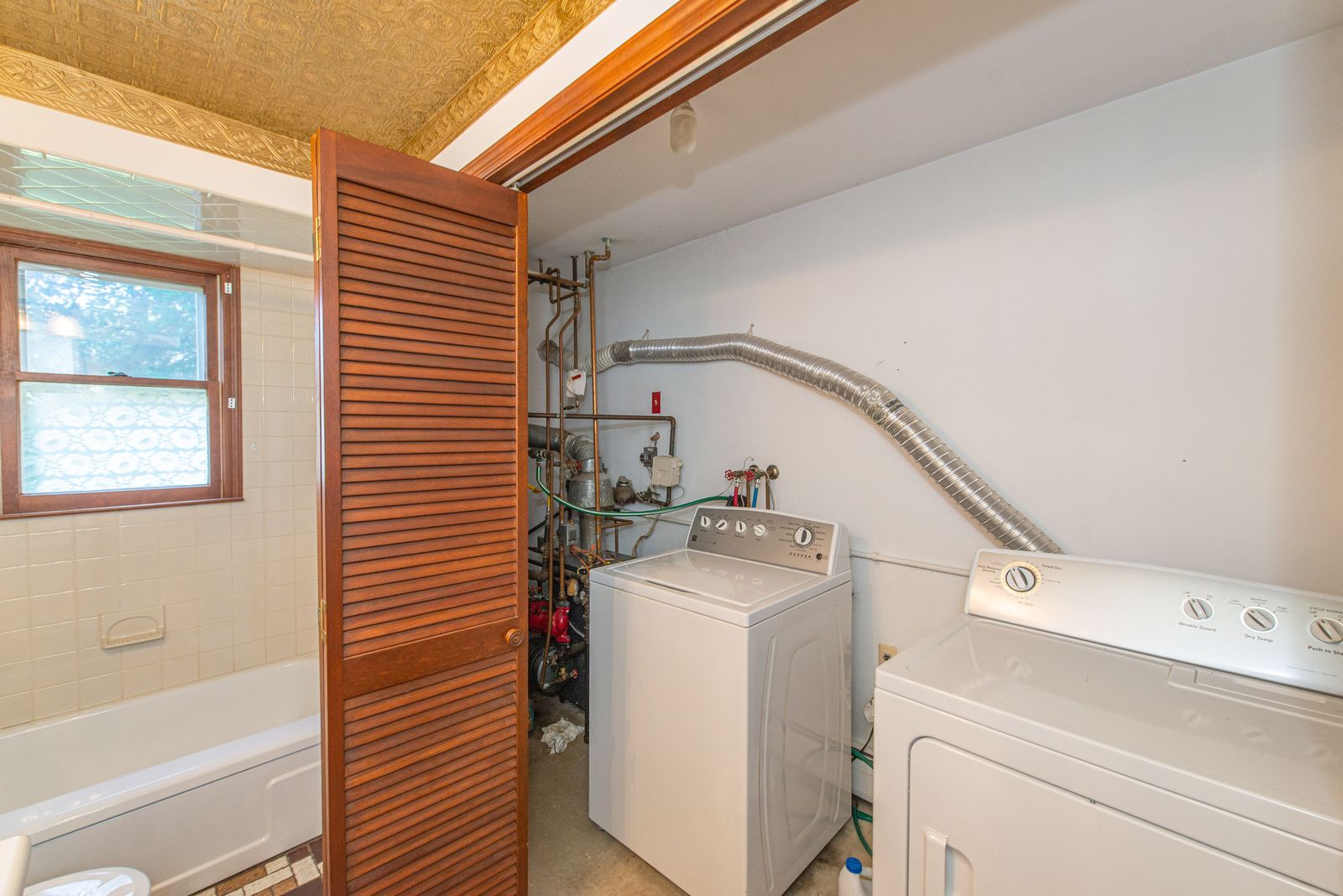 Fairfield, New Jersey, 07004, United States, 3 Bedrooms Bedrooms, ,2 BathroomsBathrooms,Residential,For Sale,1938096