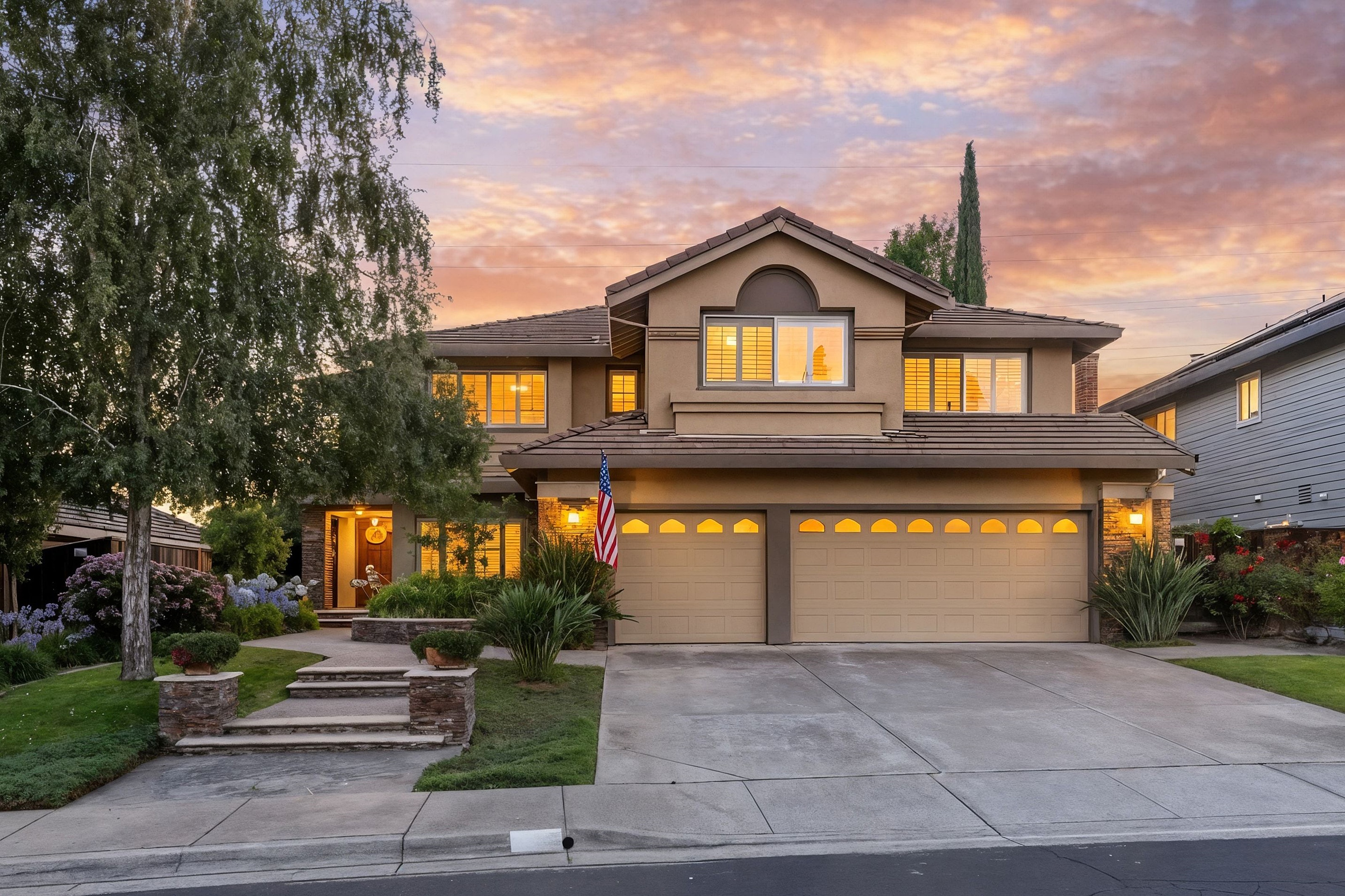  Award-Winning Curb Appeal with Spectacular Sunset Views - 物件實景